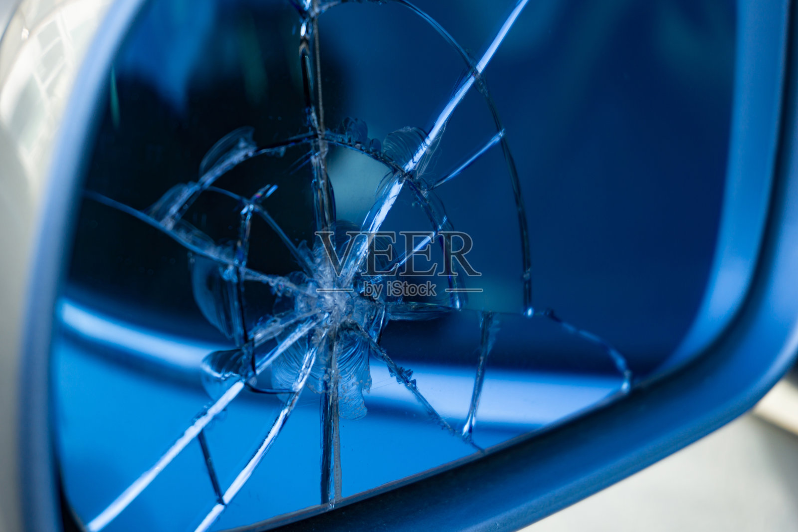 破碎的镜子。汽车侧镜裂缝的特写。照片摄影图片