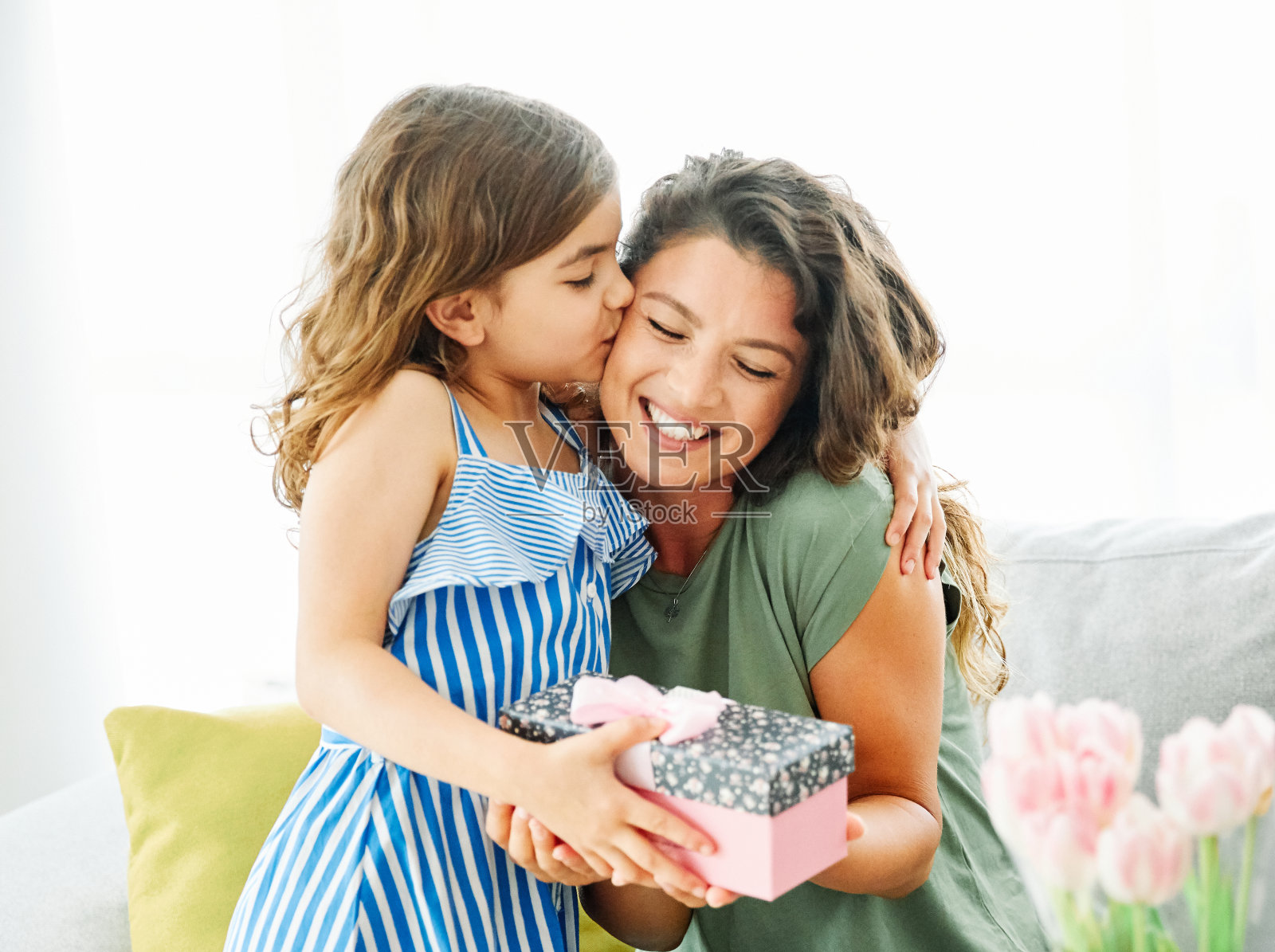 礼物女人女儿快乐爱幸福礼物惊喜母亲节一起盒子孩子家人照片摄影图片