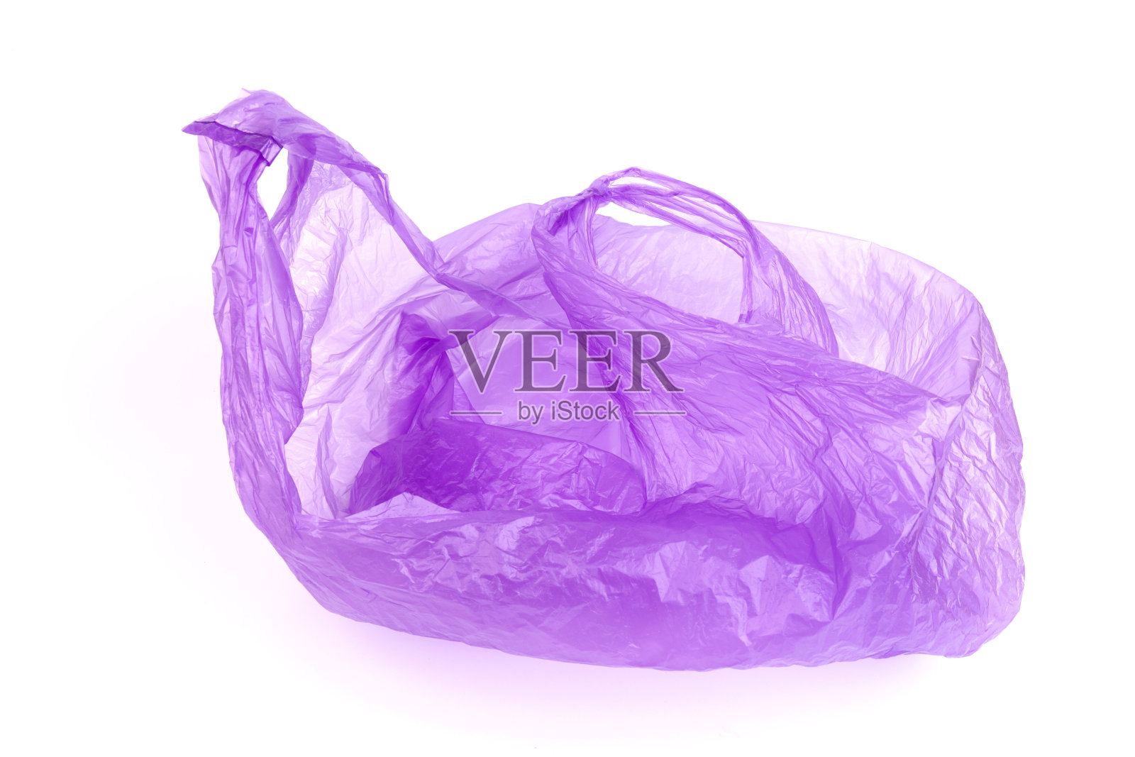 白色背景下使用过的紫色塑料一次性袋的特写照片摄影图片