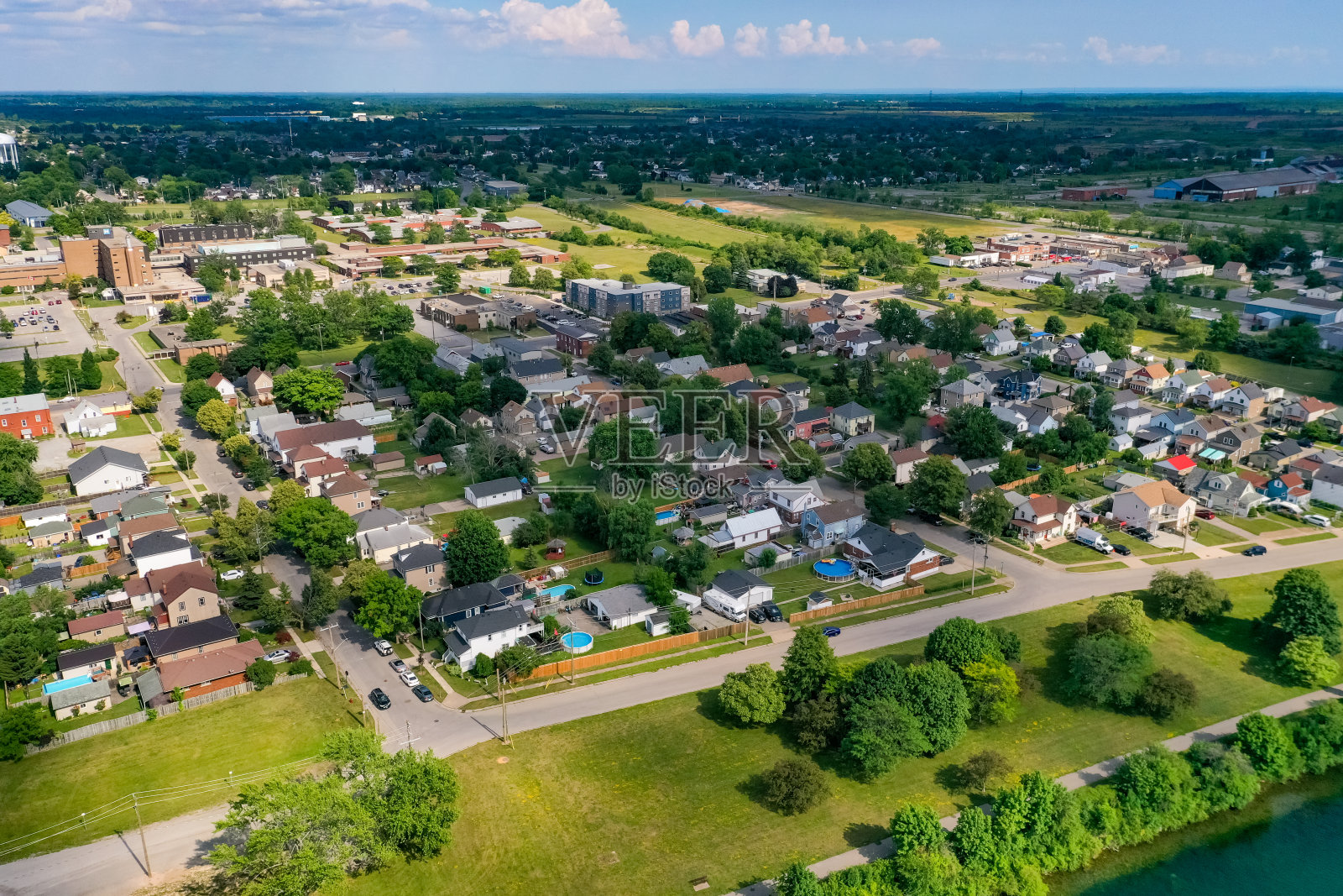加拿大韦兰,废弃铁路桥上的独立住宅照片摄影图片