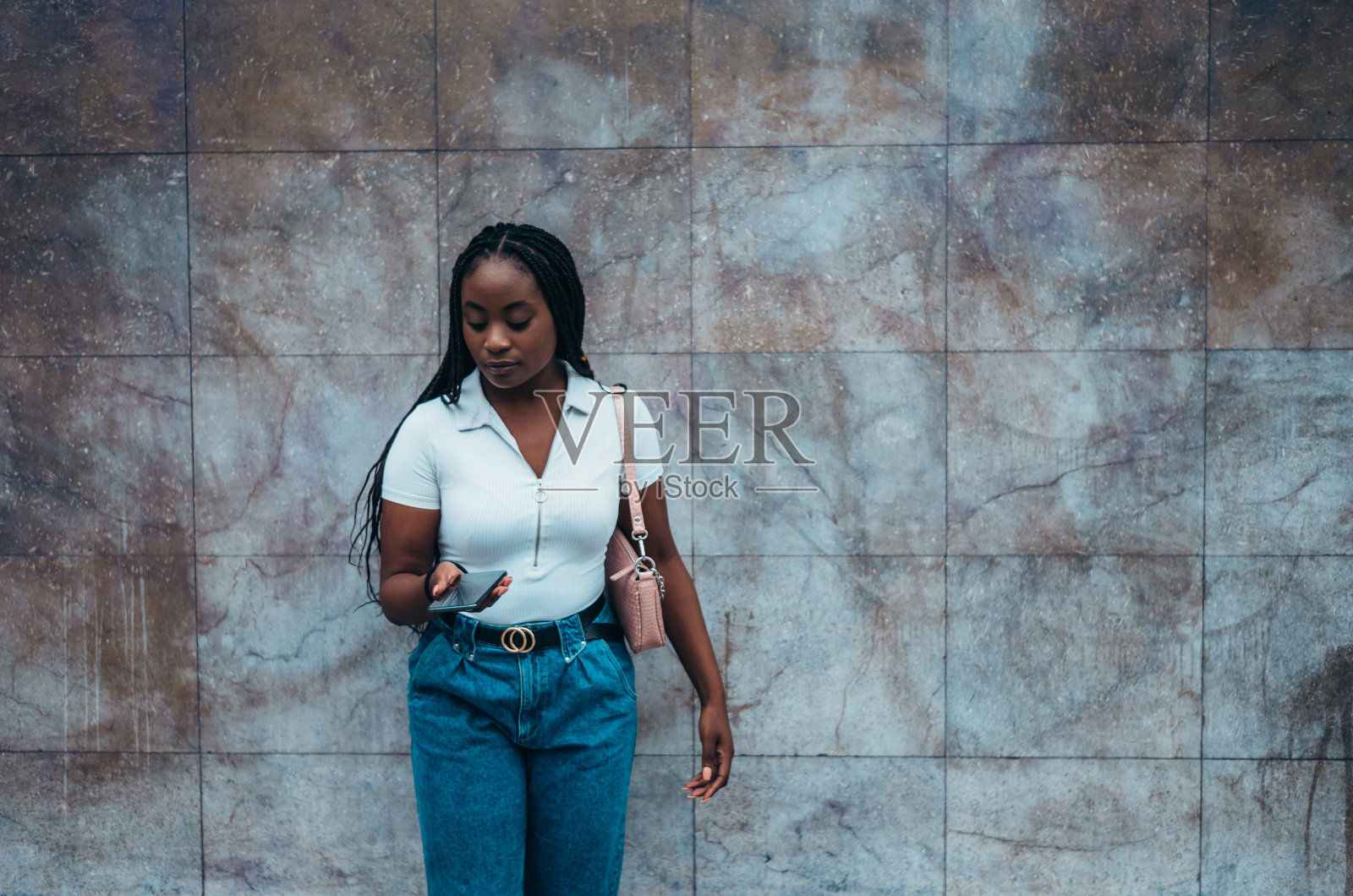 一位开朗的非裔美国女性在城市里使用智能手机照片摄影图片