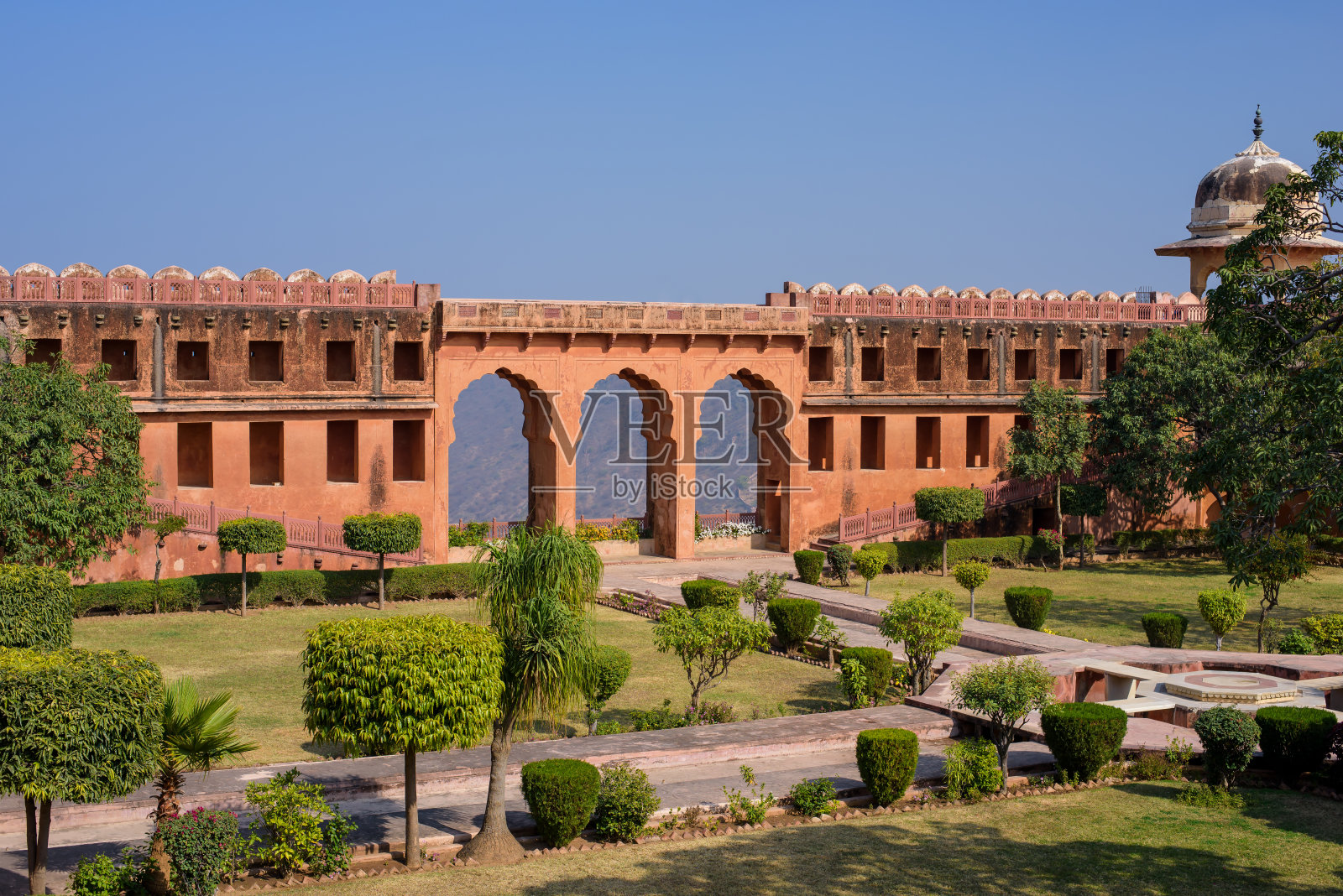 美丽的纳哈格尔堡位于印度拉贾斯坦邦阿拉瓦利山的边缘。照片摄影图片