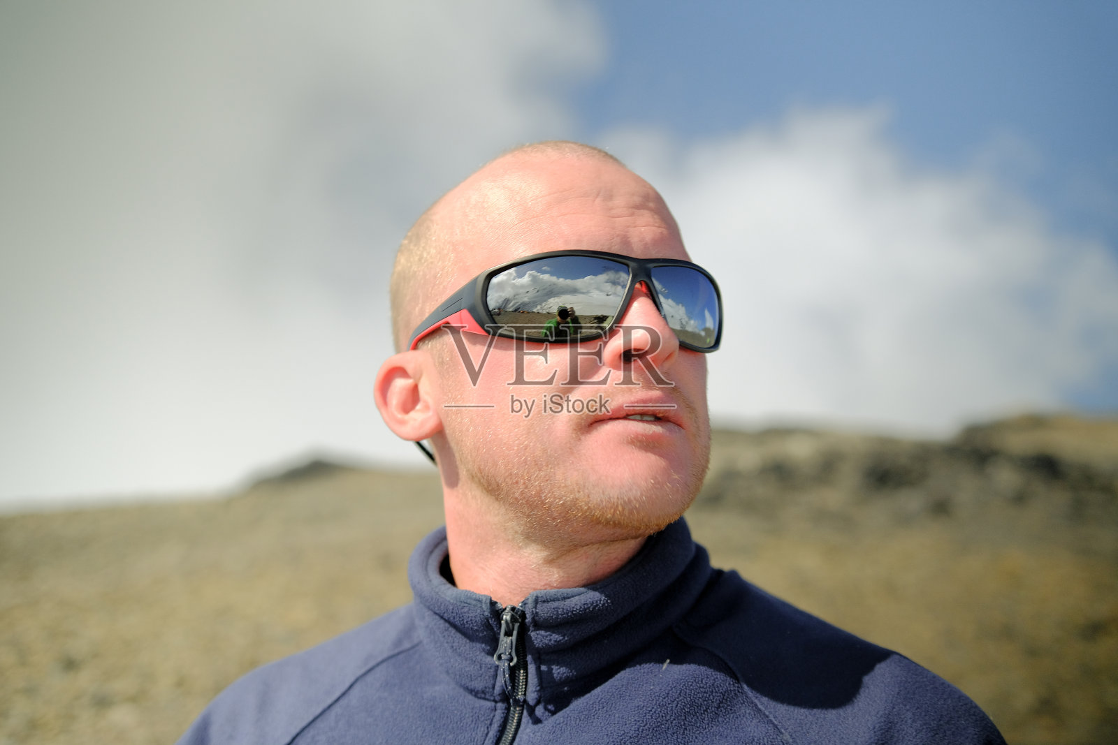 一个戴着太阳镜的自信、坚强、独立的男性领导人的肖像。照片摄影图片