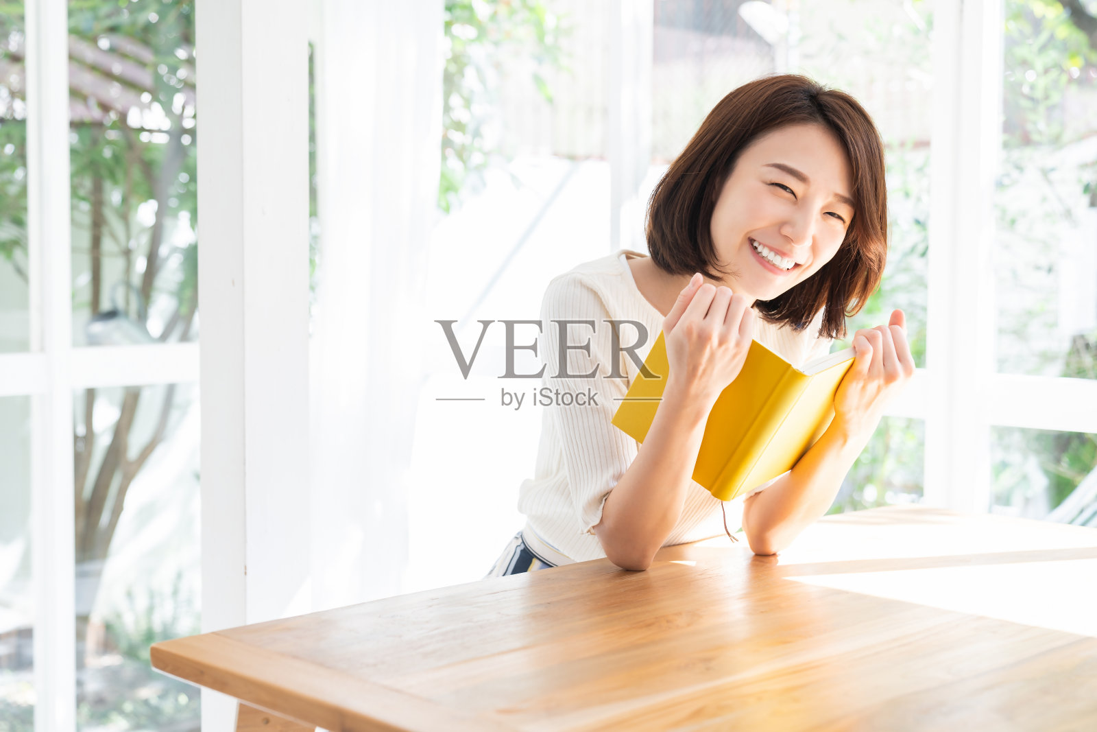 有魅力的亚洲女人读书,照片摄影图片