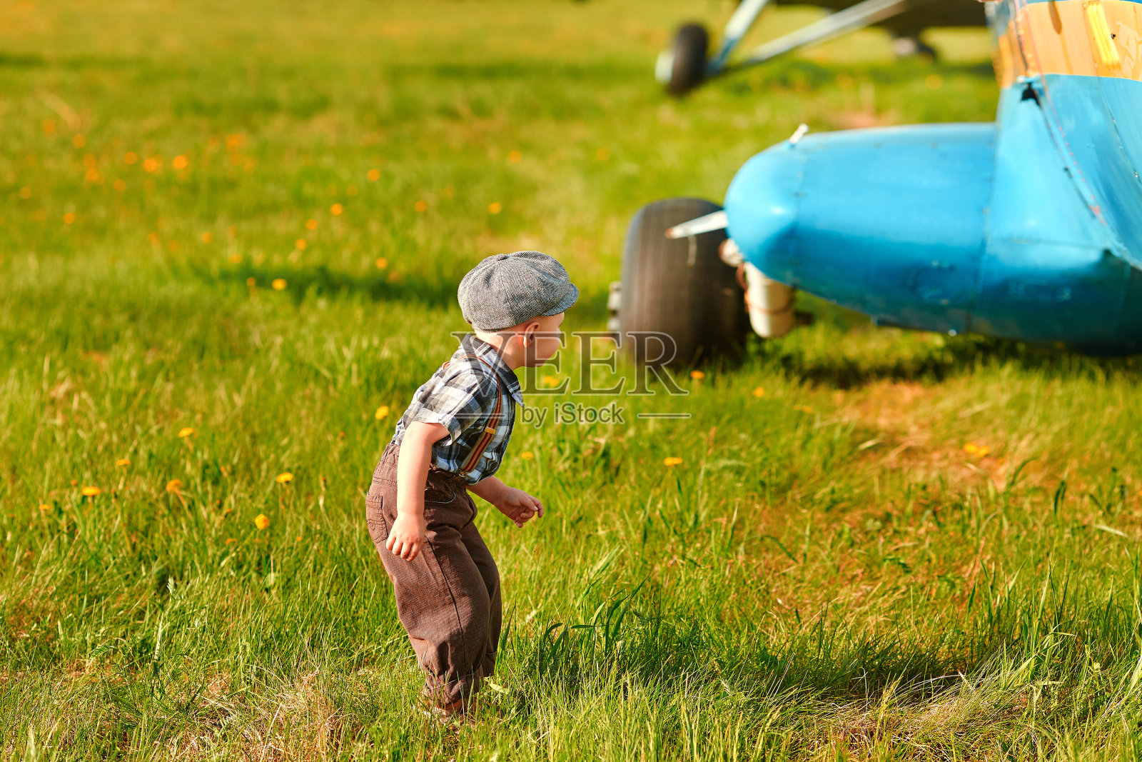 一个小男孩对飞机的设计很好奇。选择未来职业的概念照片摄影图片