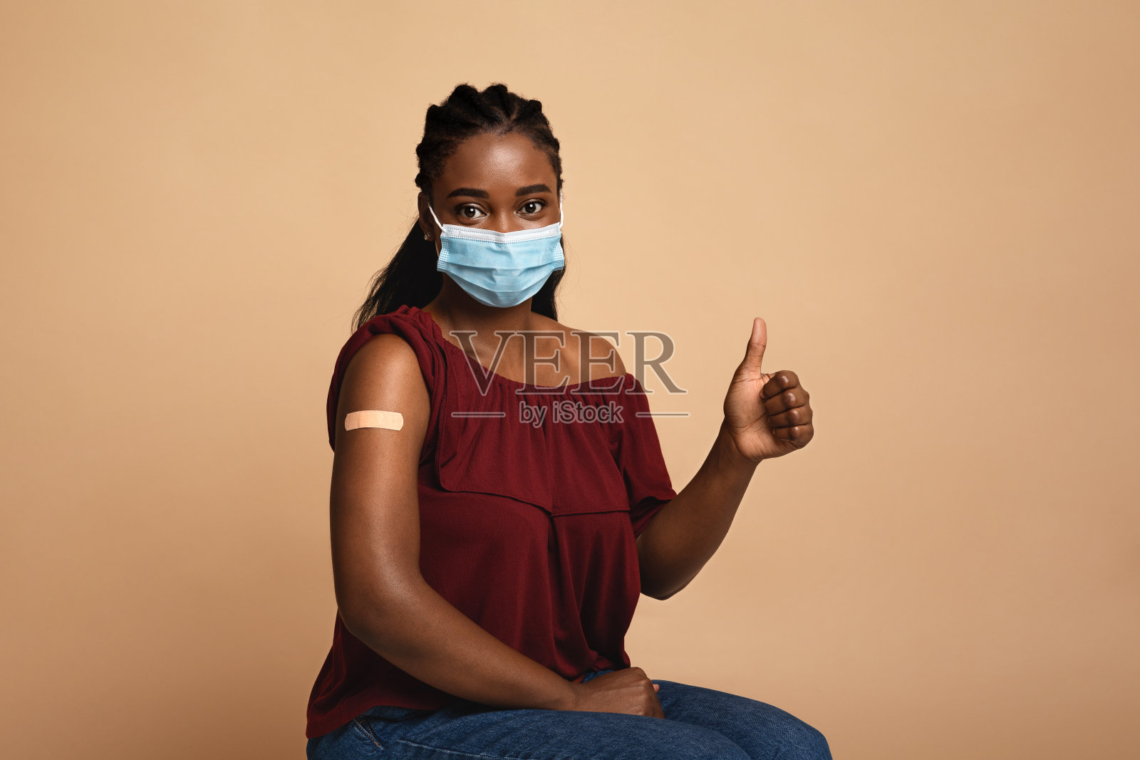 接种过疫苗的黑人妇女建议接种疫苗,竖起大拇指照片摄影图片