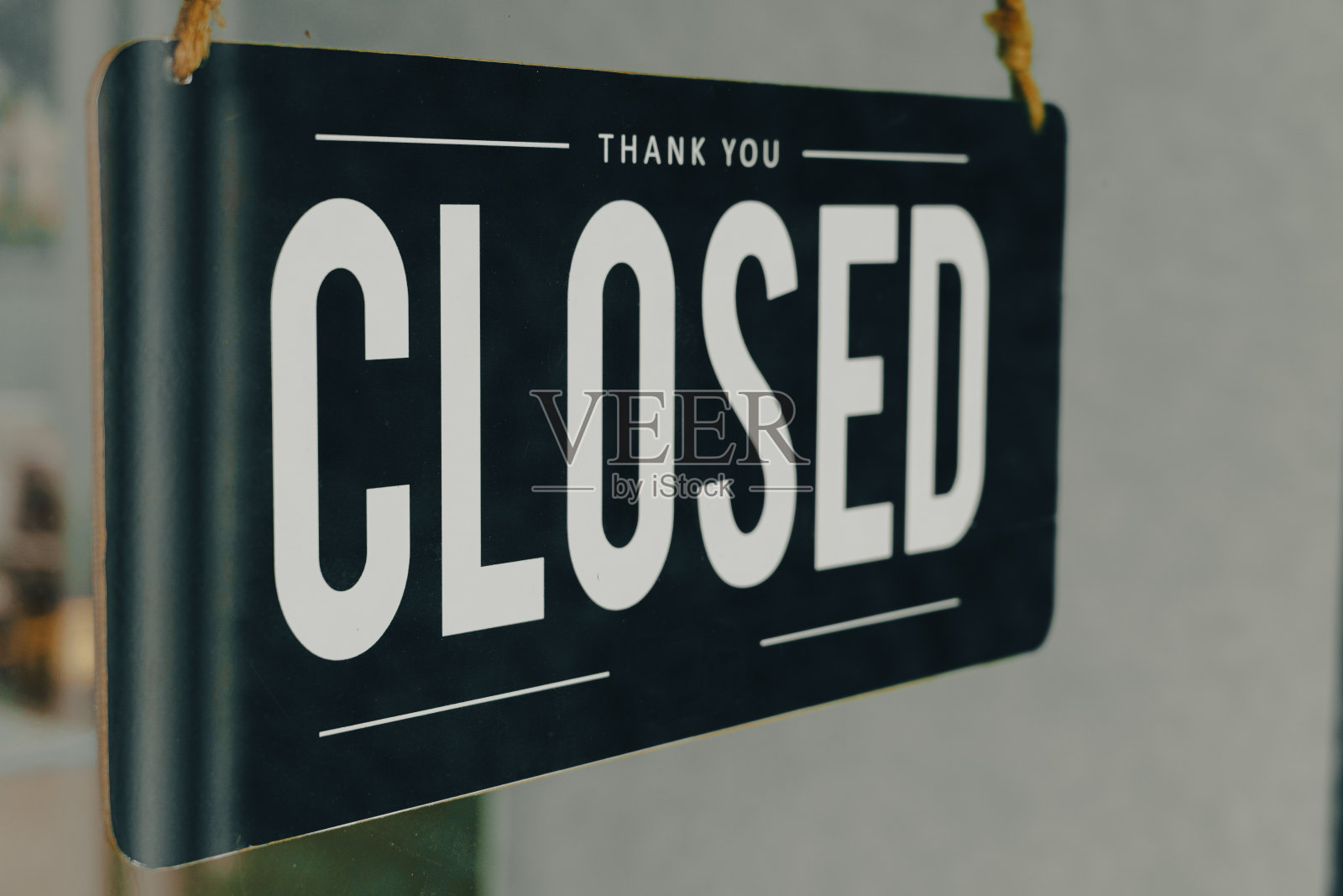 由于病毒的传播,商店不得不关闭。玻璃门前面的标志是关闭的照片摄影图片