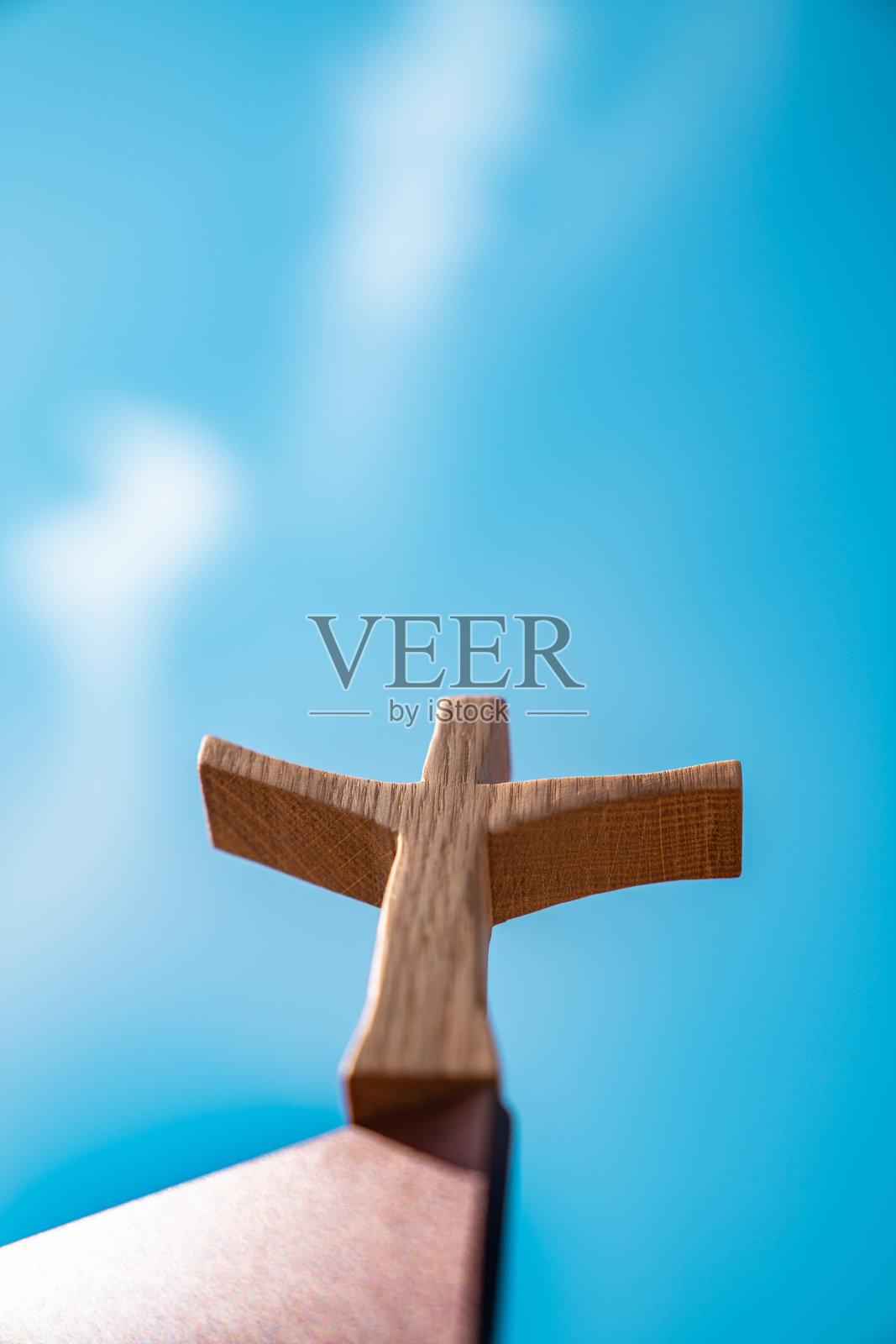 蓝天背景木十字架照片摄影图片