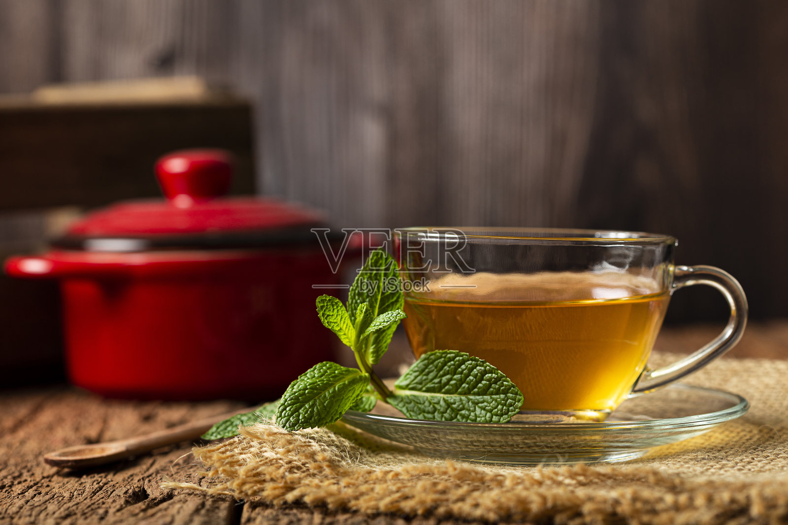 桌子上有一杯茶。照片摄影图片