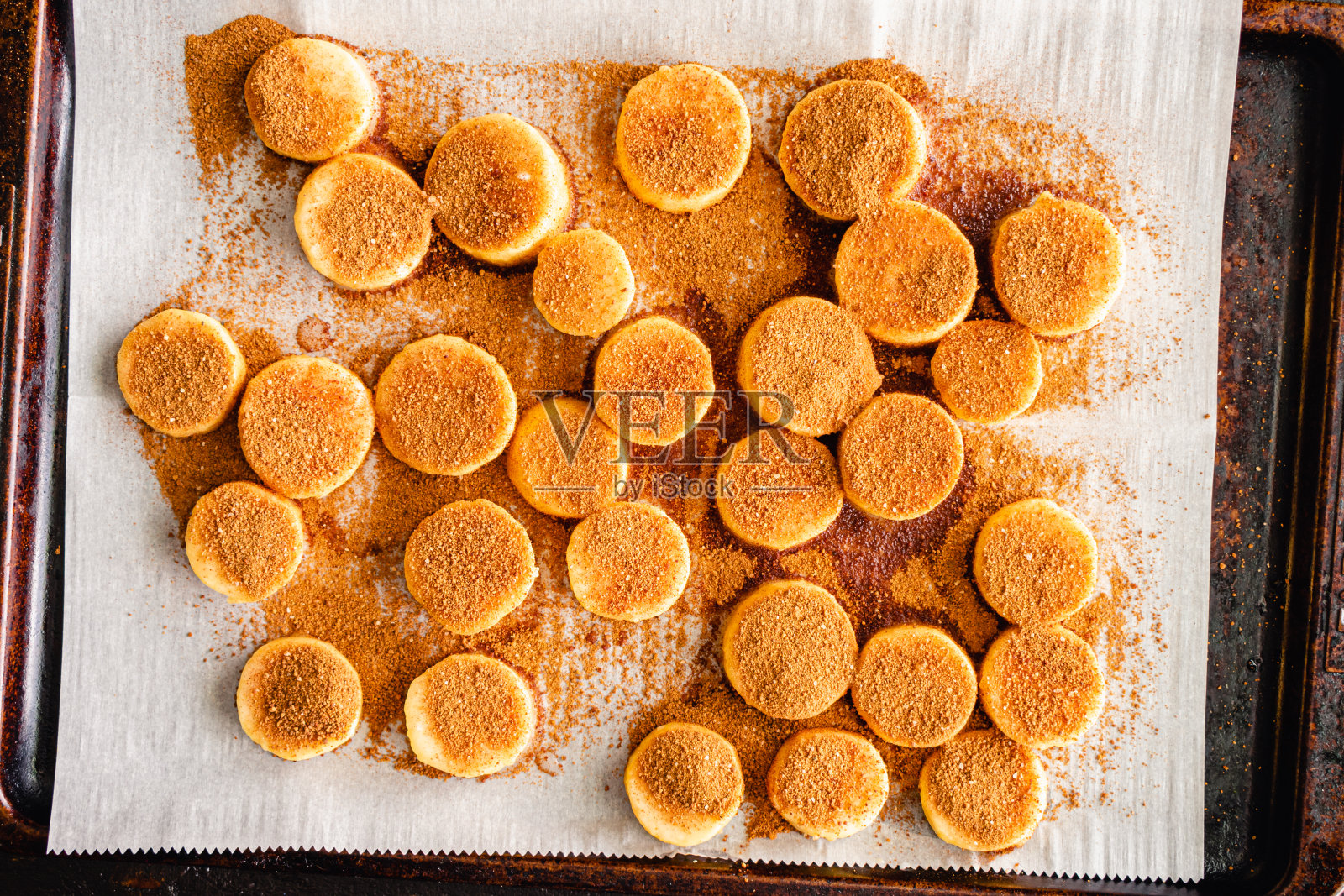切片大蕉撒上椰子糖和肉桂照片摄影图片