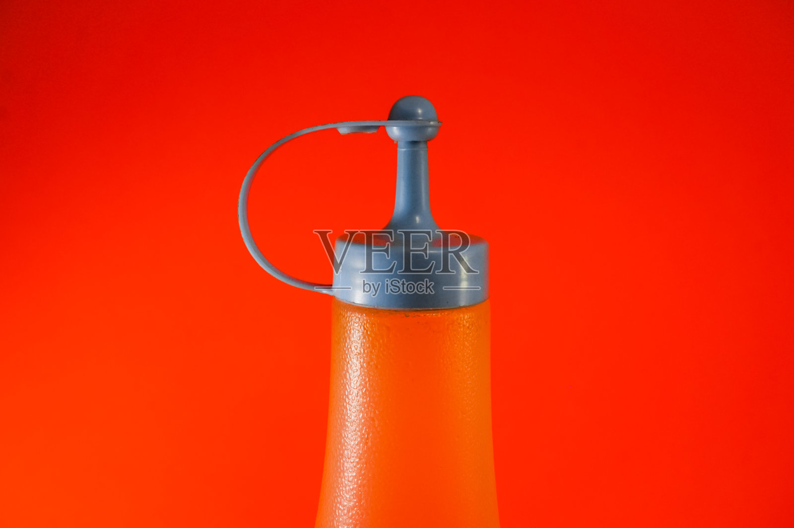 蓝色瓶盖的多用途塑料瓶照片摄影图片