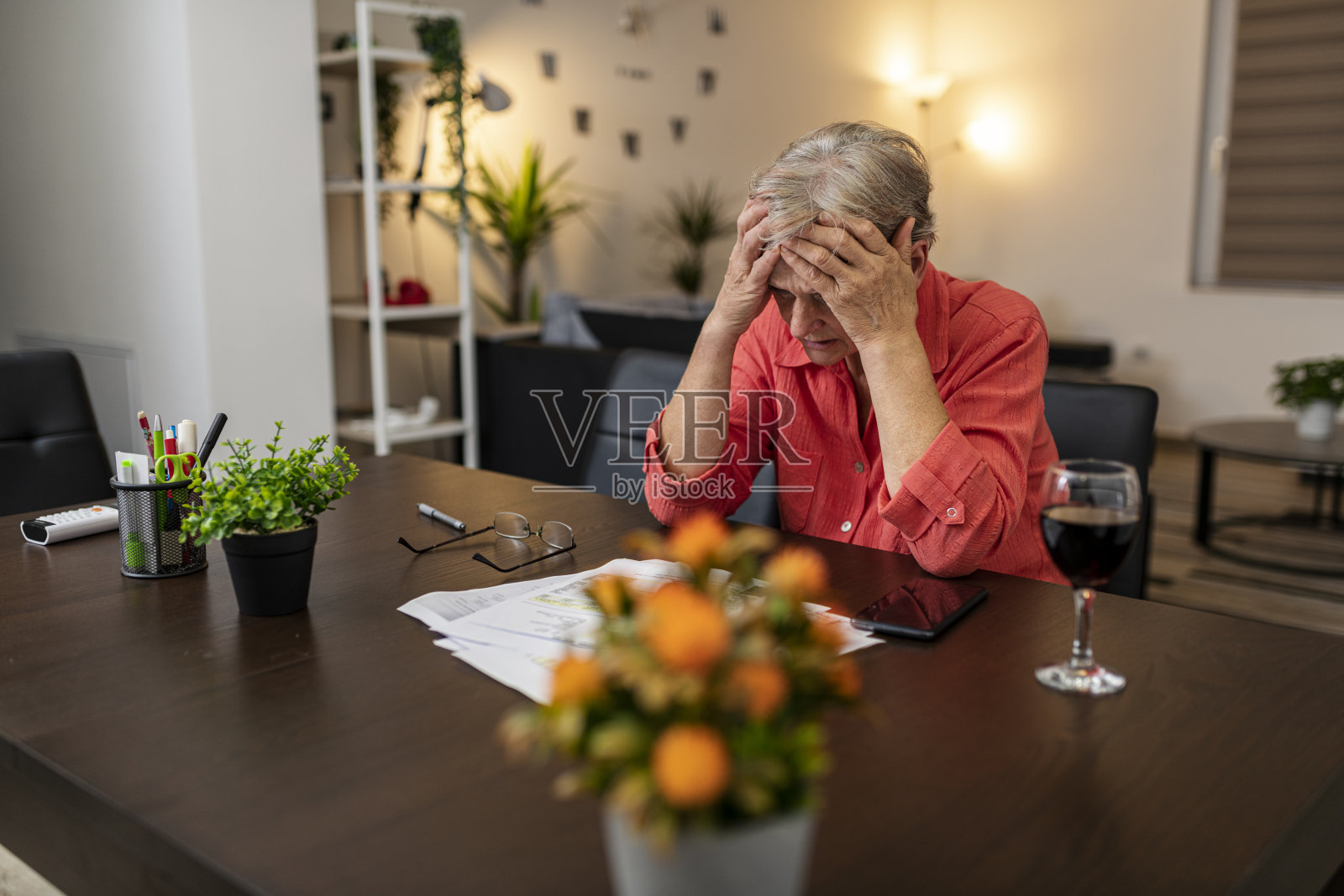 忧心忡忡的成熟女人在家数钞票照片摄影图片