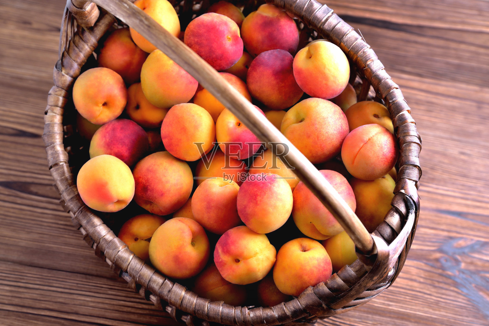 自然成熟的杏子在一个柳条篮子关闭顶部视图照片摄影图片