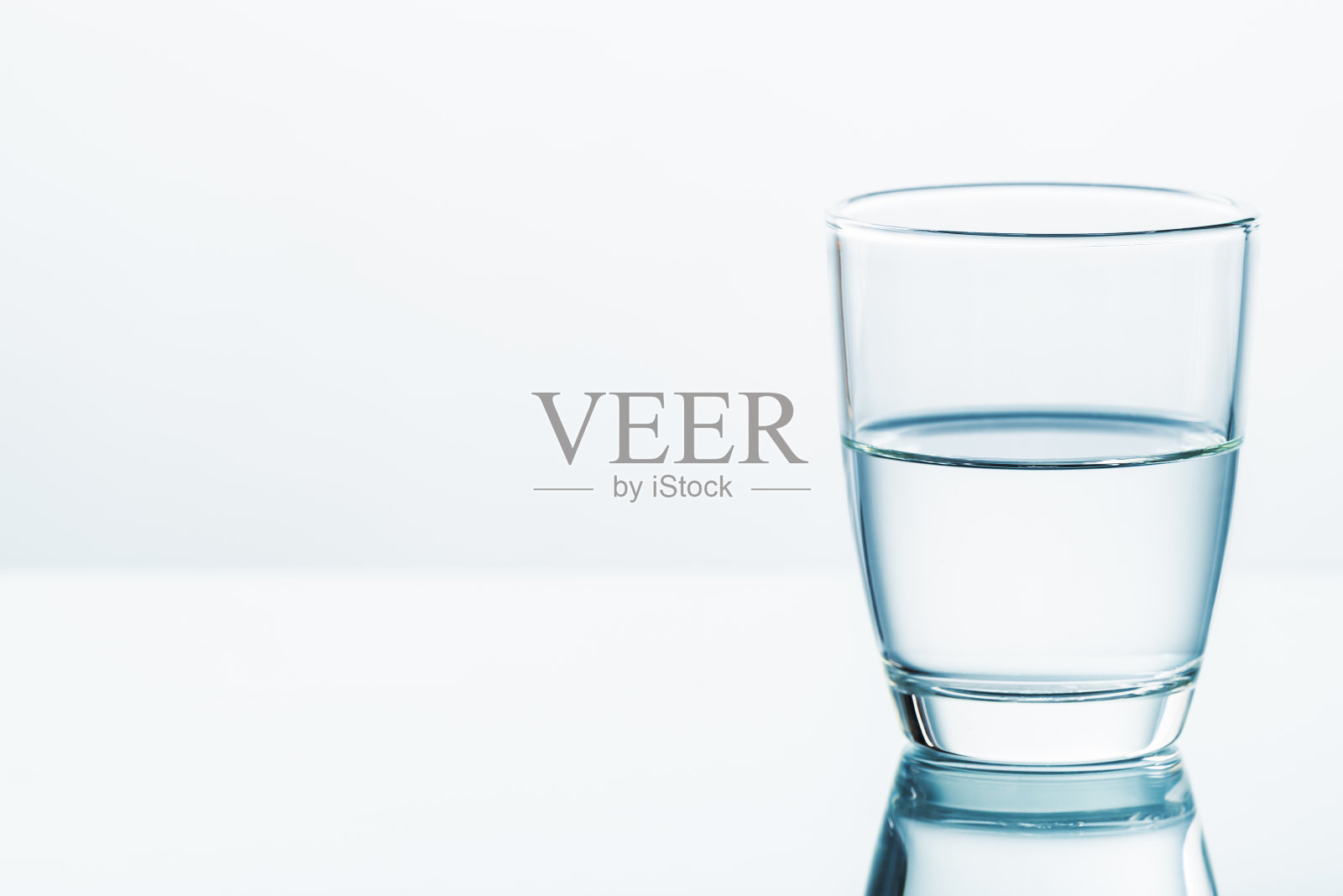 半空半满的杯子照片摄影图片