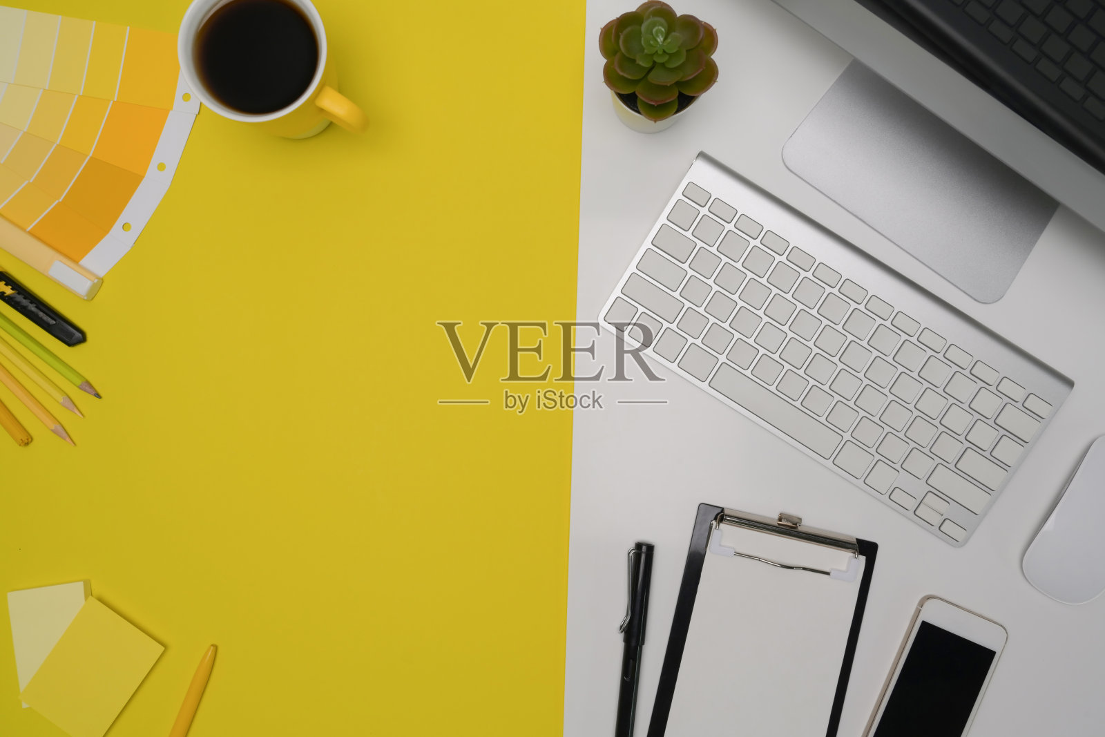 有电脑、记事本、颜色样本和咖啡杯的创意工作区。照片摄影图片