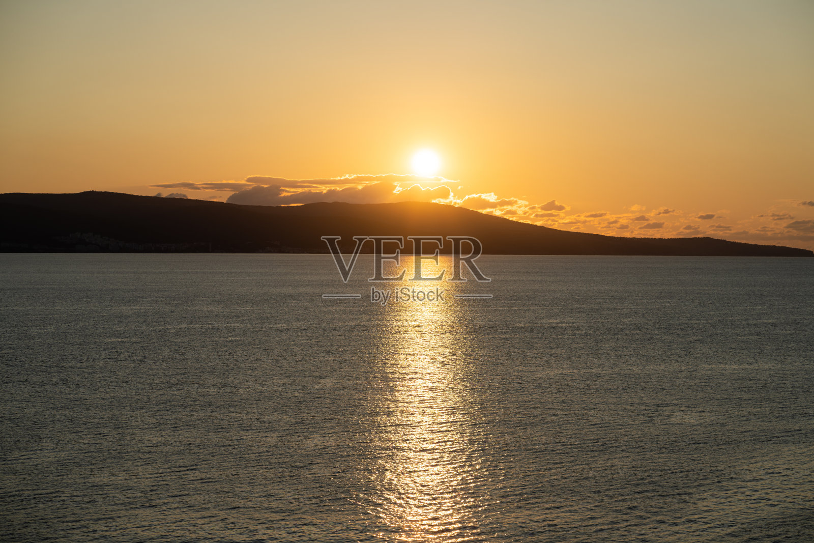 海滩上的日出。海水照片摄影图片