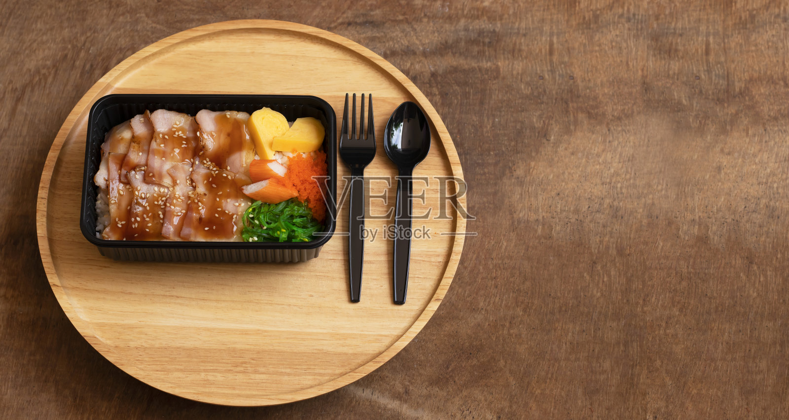 Topview米饭和熏肉配照烧酱,铺在木地板上照片摄影图片