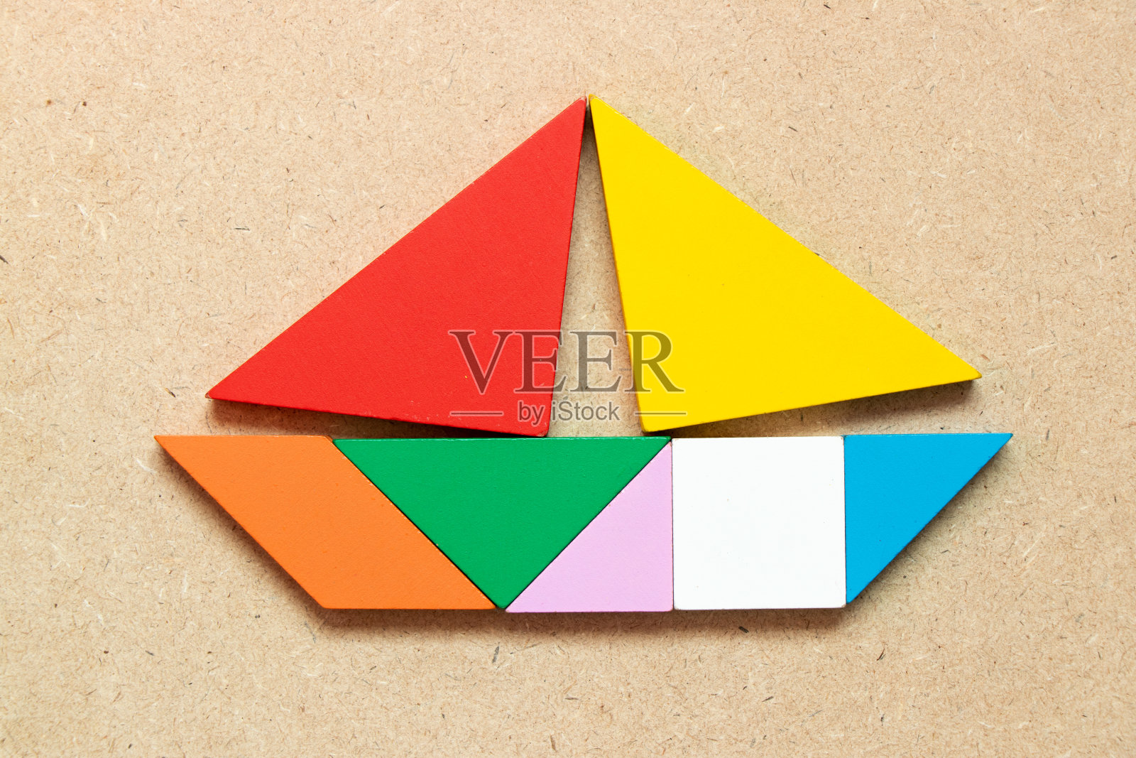 木色帆船形七巧板(创业或创业概念)照片摄影图片