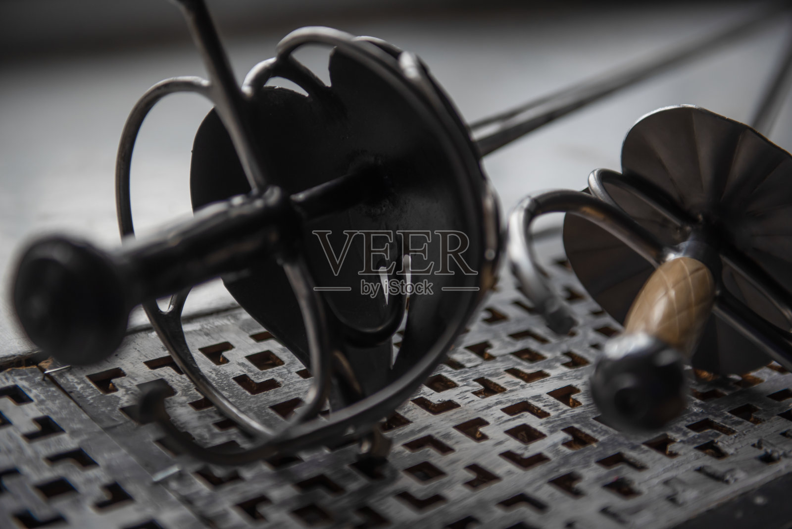 两个有漂亮守卫的击剑重剑。复古的武器。照片摄影图片