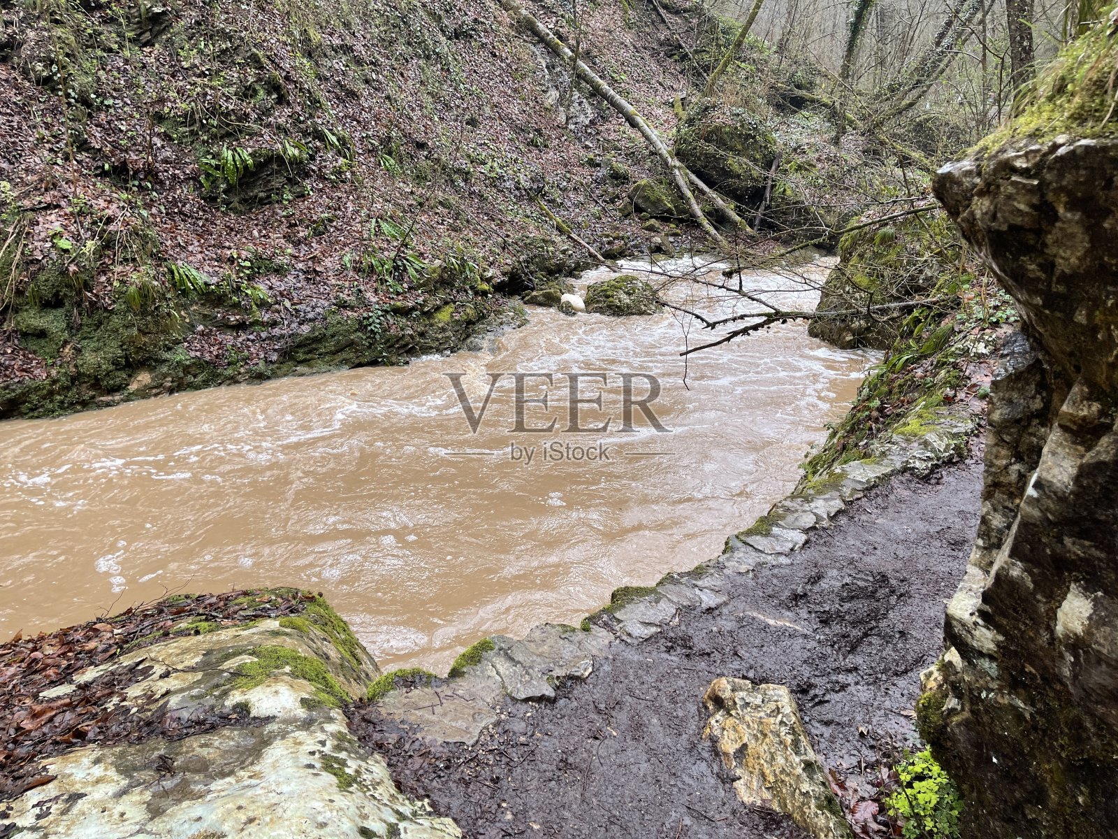 美丽的山川风景在大自然中令人惊叹而又神秘。山间水道流经山区照片摄影图片