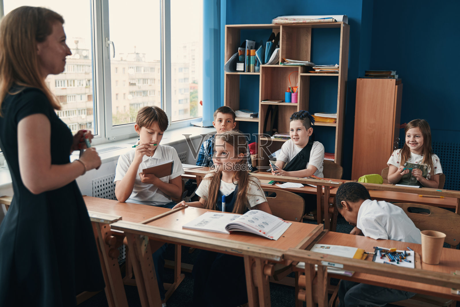 准备在激动人心的课上获取新知识照片摄影图片