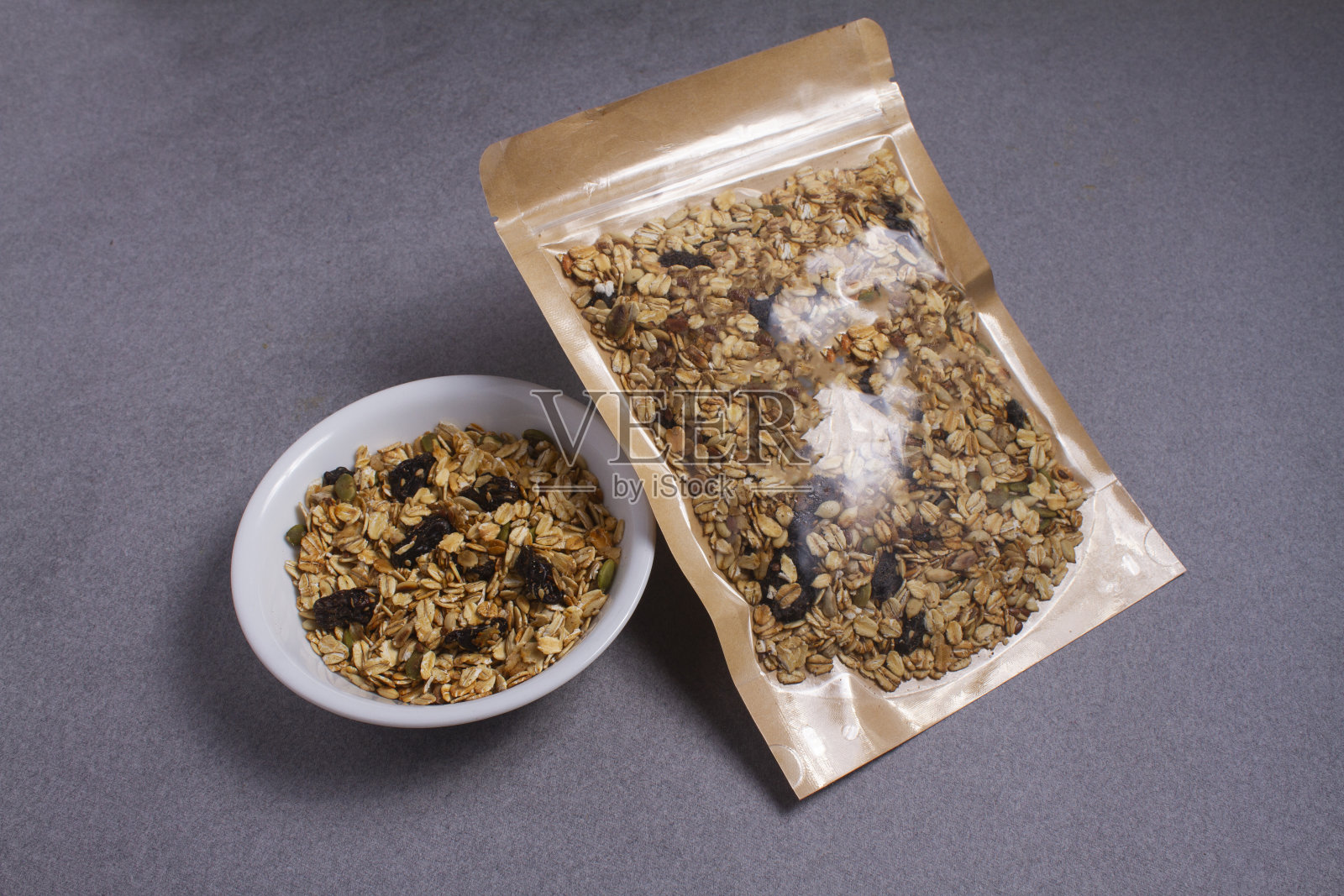 麦片。自助早餐,绿色果蔬汁,新鲜果汁和各种超级食物浴。吃健康的食物照片摄影图片