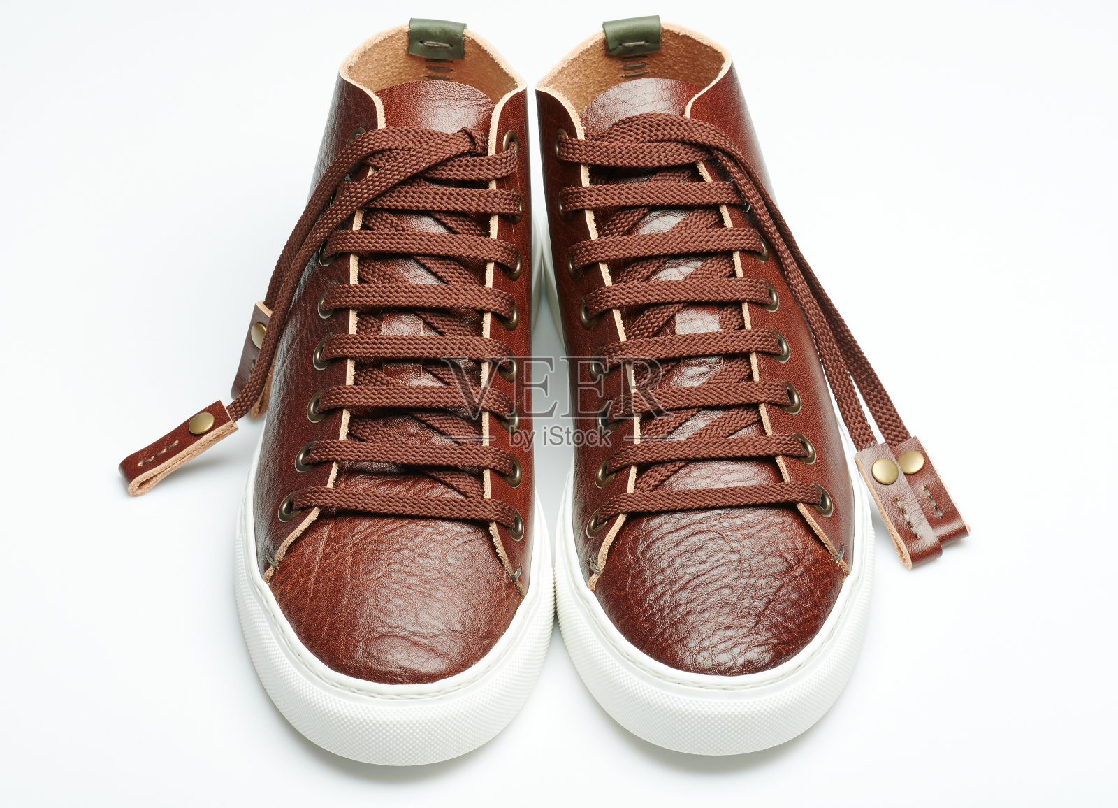 一双棕色真皮运动鞋照片摄影图片