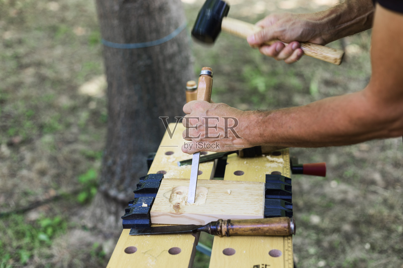手工木制品,用凿子雕刻照片摄影图片