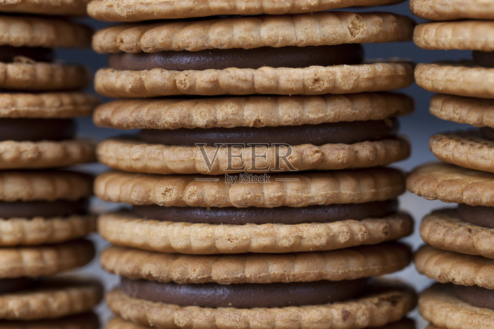 巧克力馅的圆形饼干照片摄影图片