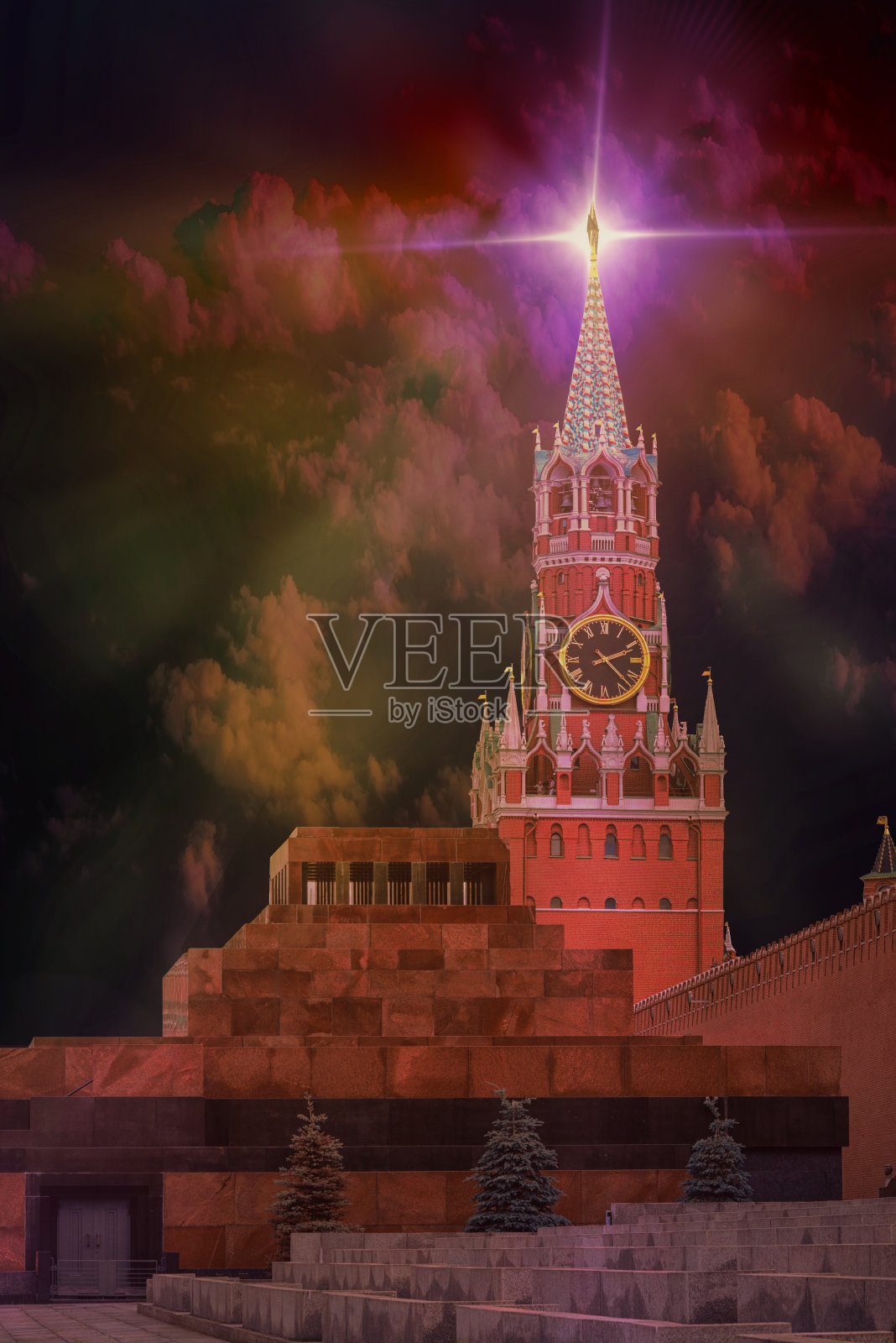 莫斯科红场克里姆林宫的陵墓和Spasskaya钟楼,一个多云的夏天,俄罗斯。照片摄影图片