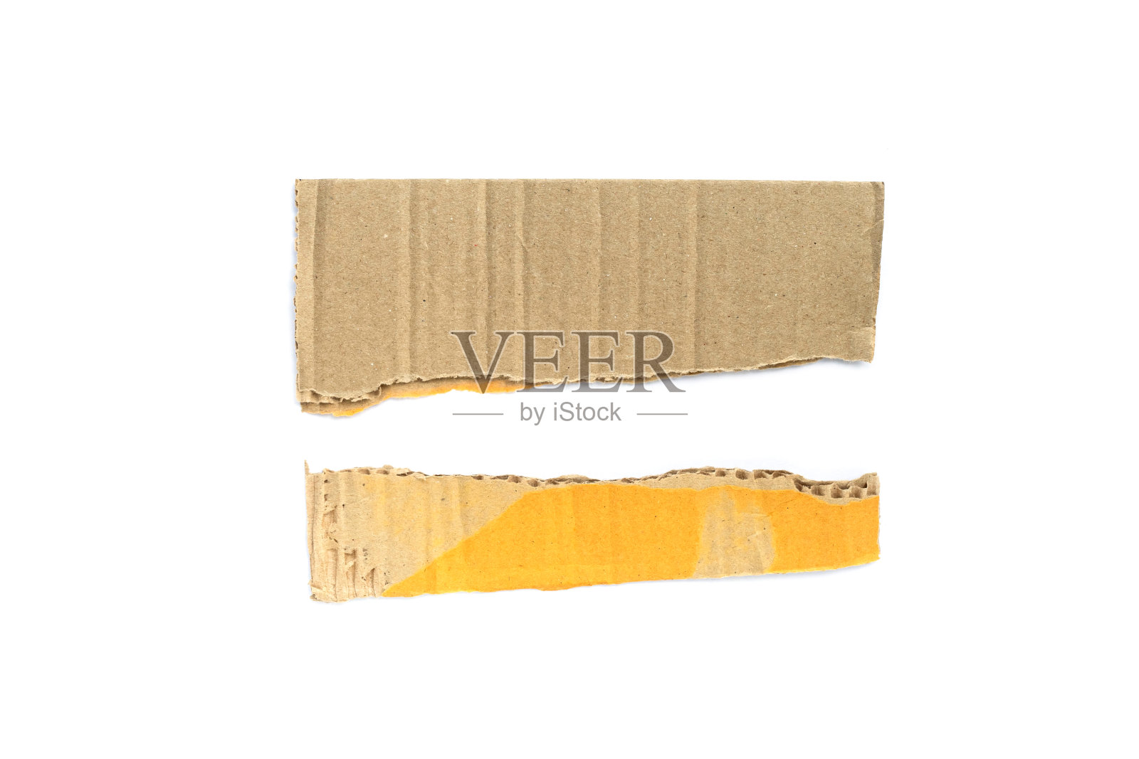 白色背景的再生纸工艺品棒。棕色的纸撕裂或撕裂的纸块孤立在白色的背景上。照片摄影图片