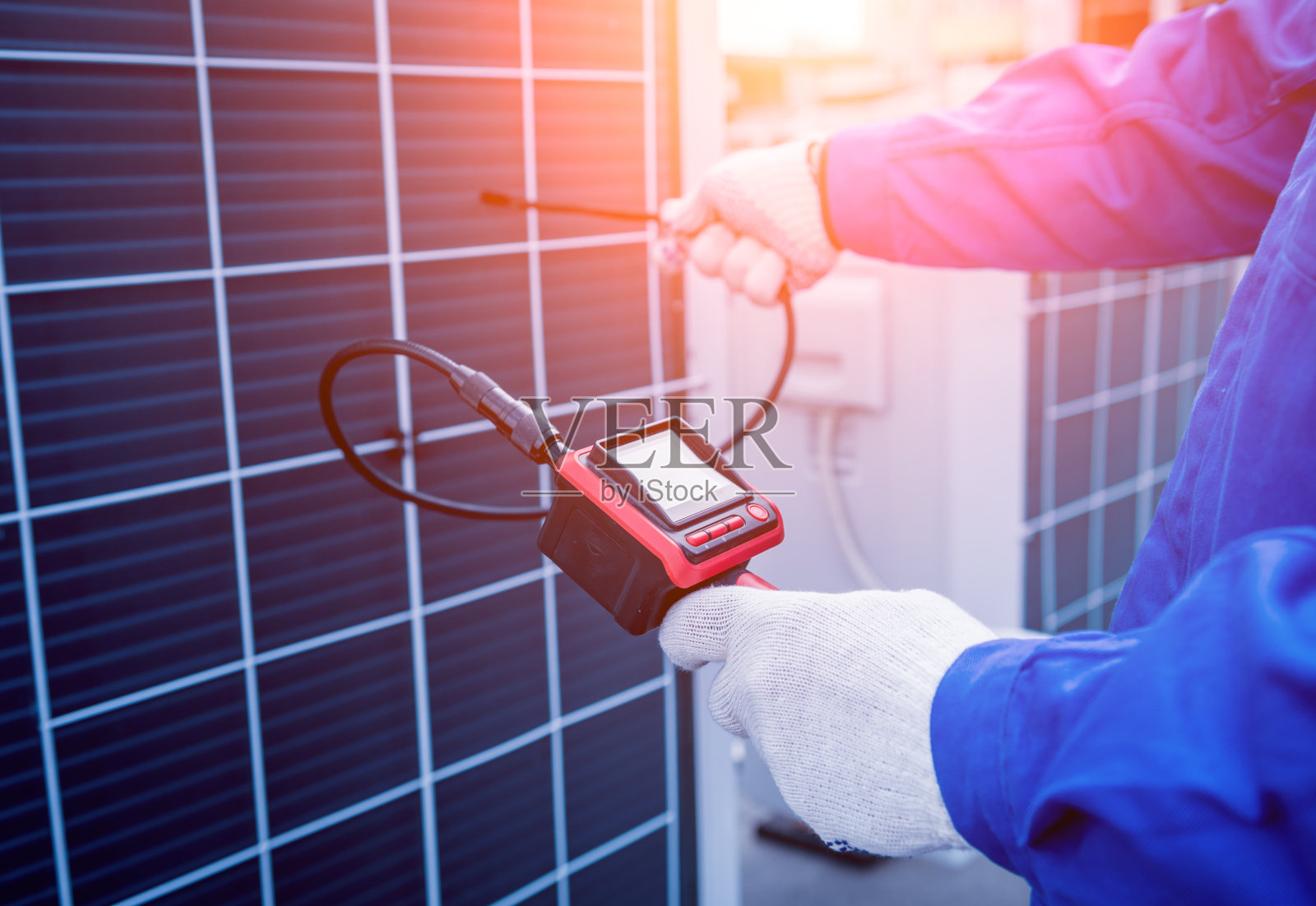 技术人员用数码相机检查热交换器的堵塞情况照片摄影图片