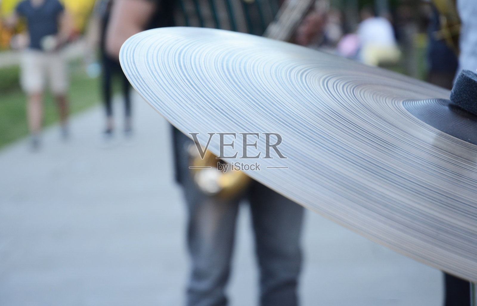 街头音乐会中铙钹的细节照片摄影图片