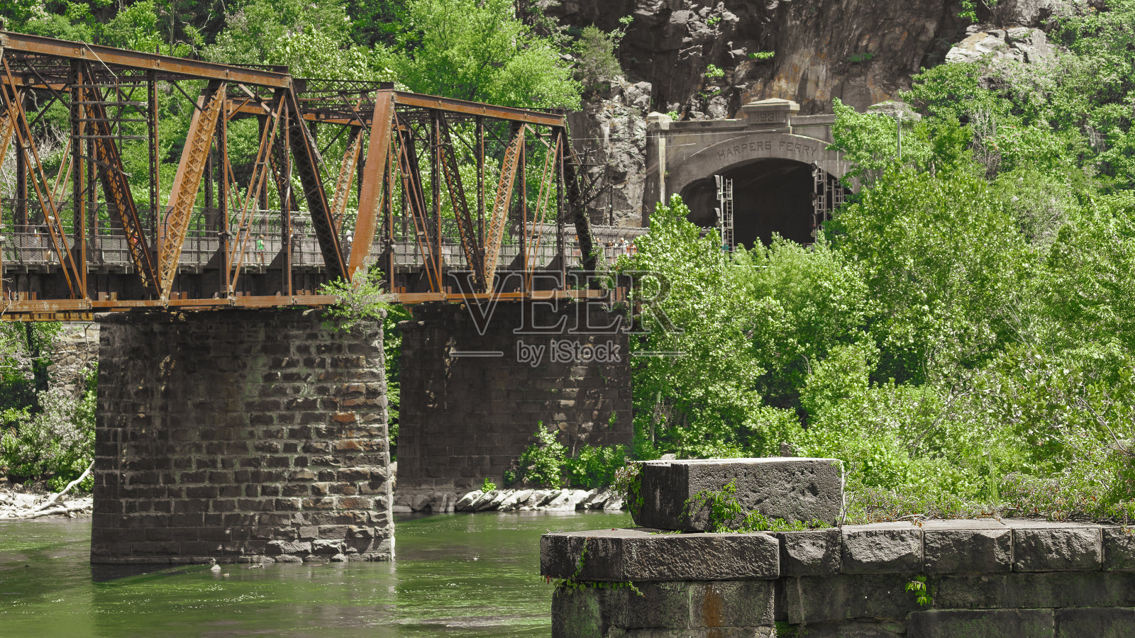 哈珀斯渡口的铁路桥照片摄影图片