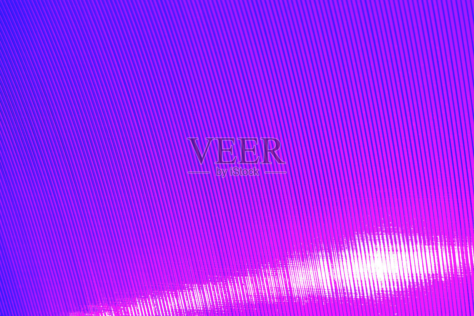 摘要明亮的洋红色霓虹色条纹背景具有渐变的光泽照片摄影图片