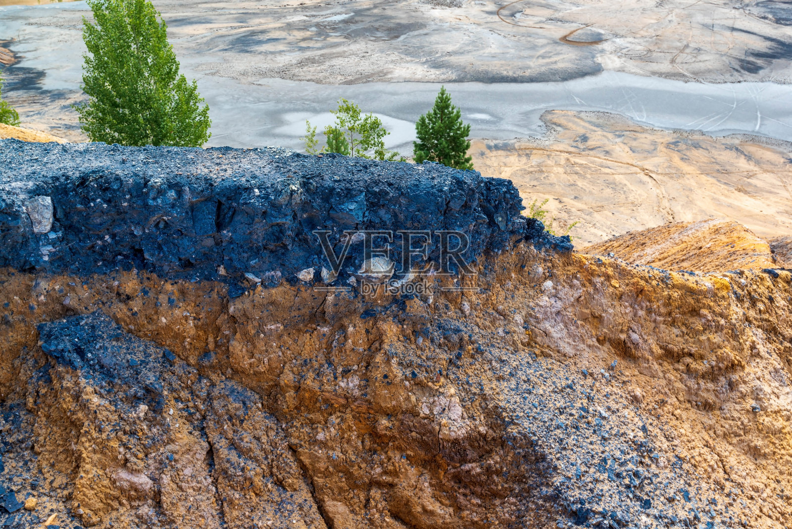 那座山的特写。照片摄影图片