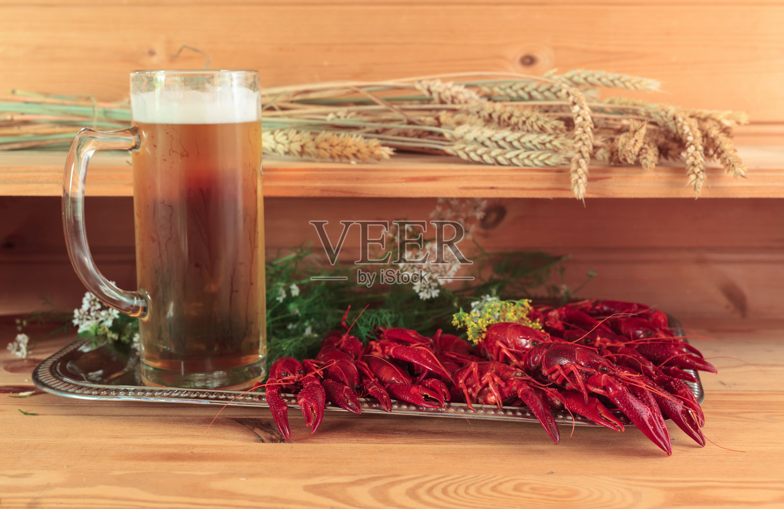 水煮小龙虾配冰啤酒。照片摄影图片
