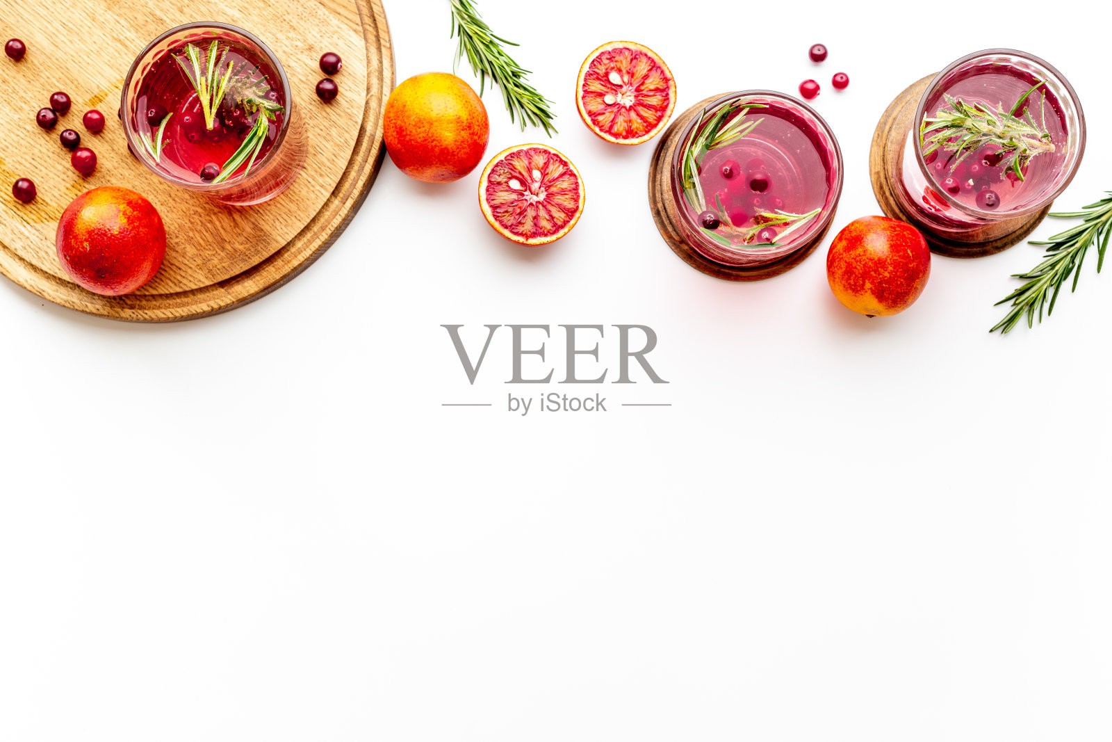 桑格利亚汽酒配血橙柚子和迷迭香。俯视图照片摄影图片