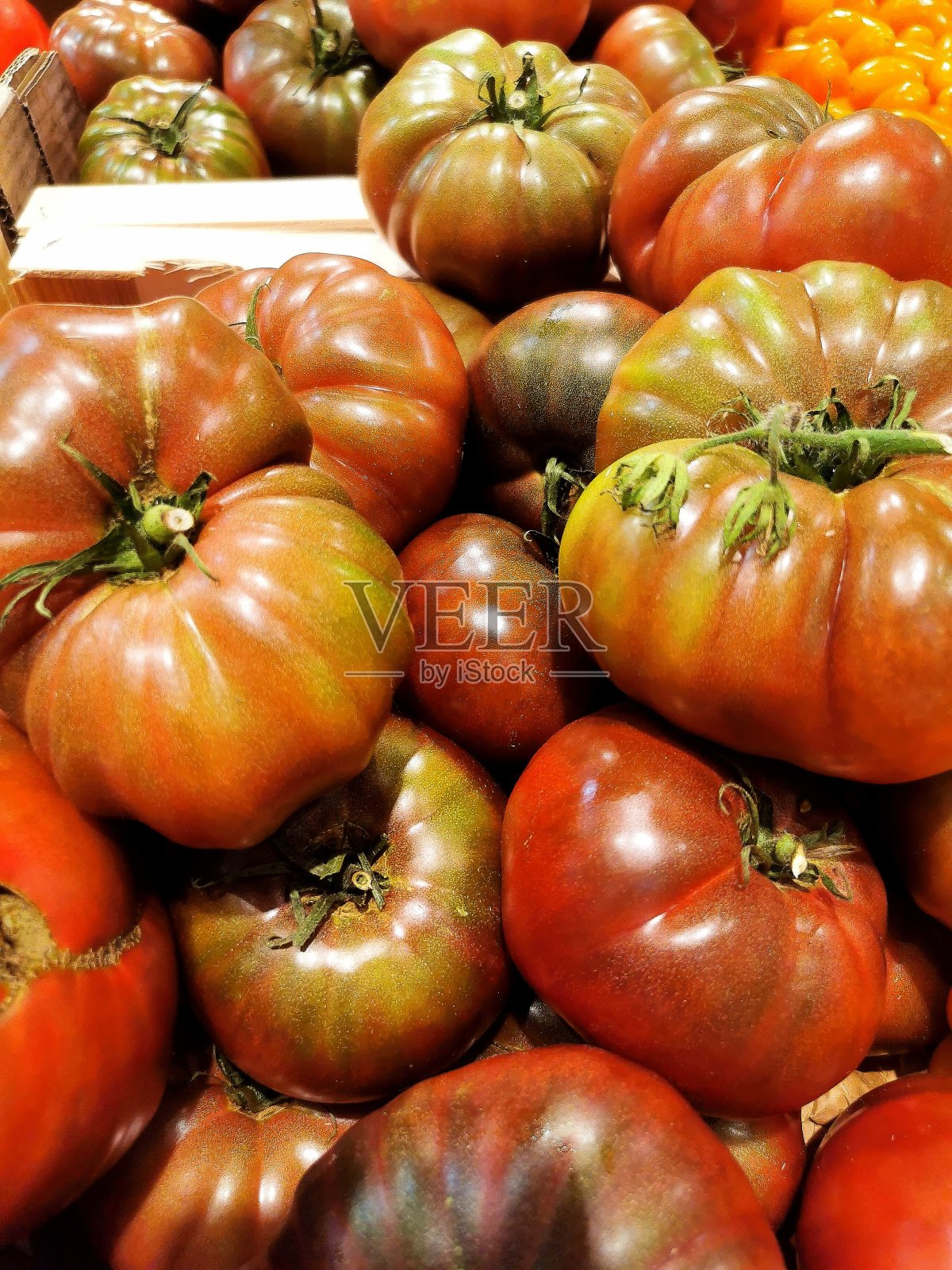 在科西嘉市场上,美丽的大红色时令贪婪的西红柿照片摄影图片