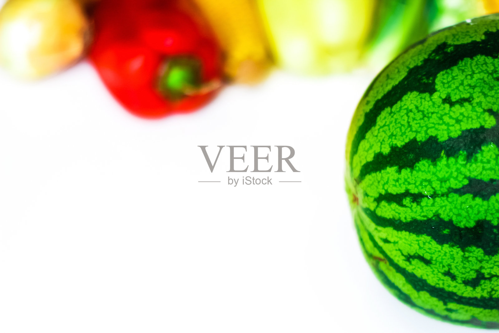 成熟的条纹西瓜孤立在白色。秋天的静物配上西瓜,还有各种五颜六色的蔬菜放在白色的背景上。感恩节快乐。有选择性的重点照片摄影图片