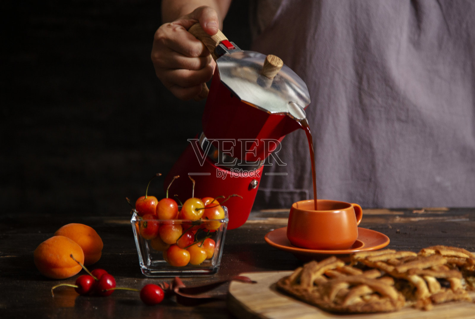 咖啡休息时间:美味派、新鲜水果和咖啡照片摄影图片