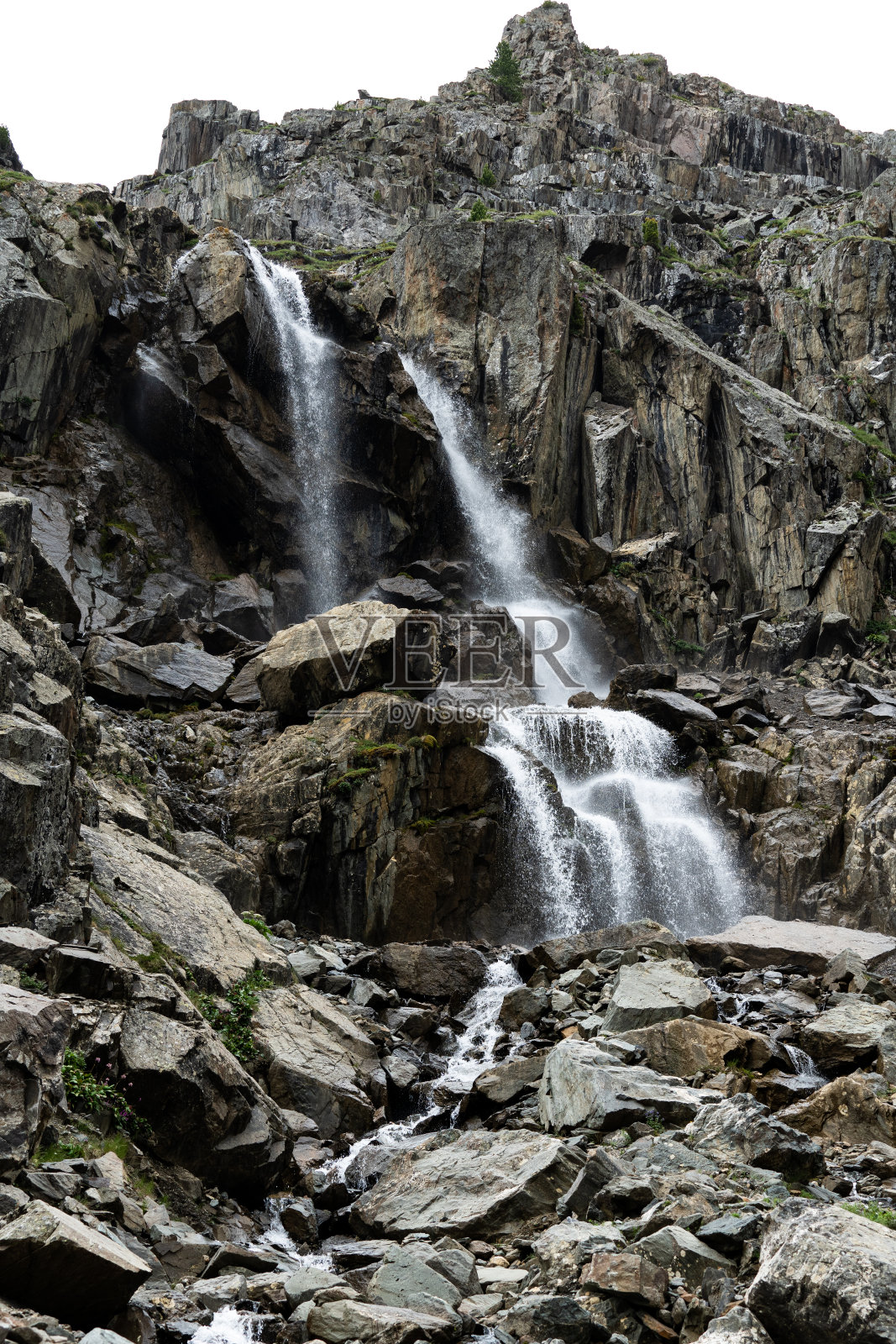 阿尔泰共和国阿克特鲁峰附近的瀑布照片摄影图片
