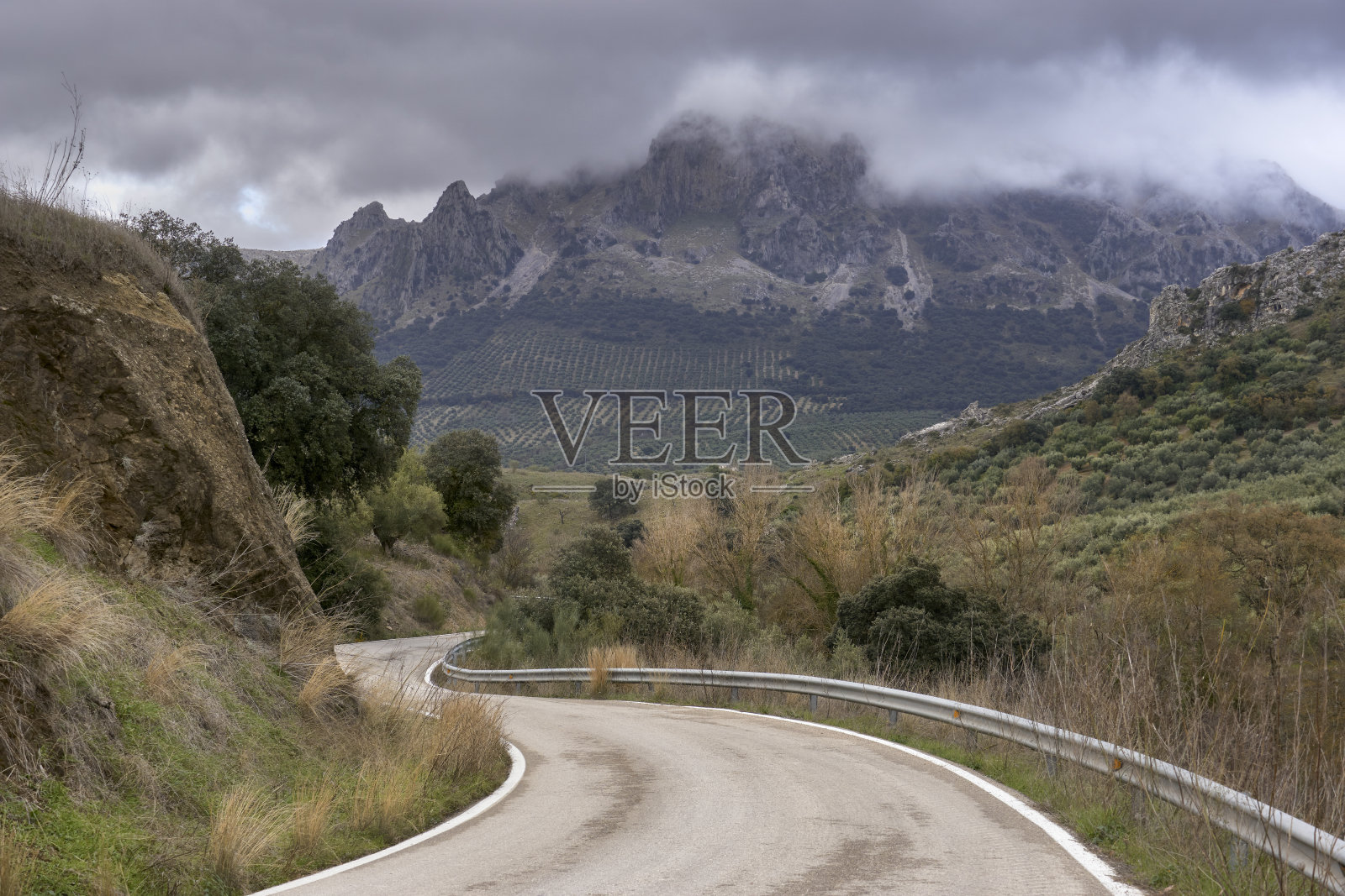 科尔多瓦亚贝蒂克山脉自然公园的公路。西班牙照片摄影图片