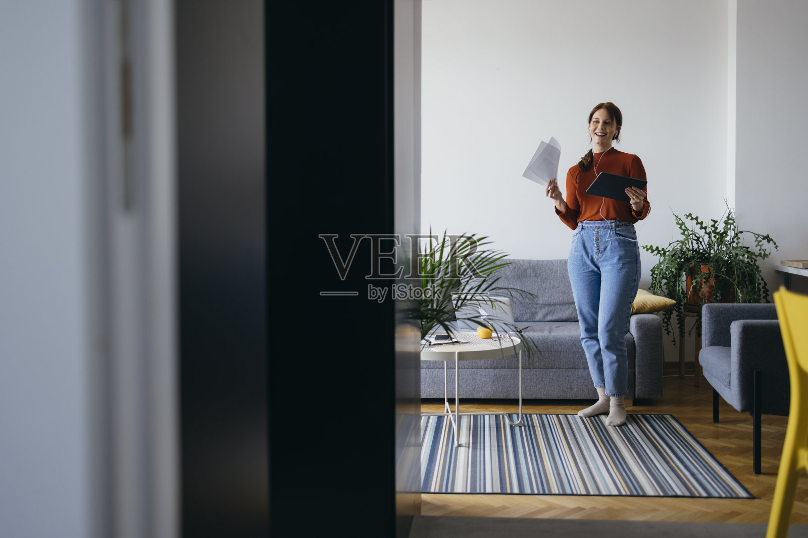 美丽的商业女性在家里使用数码平板电脑照片摄影图片