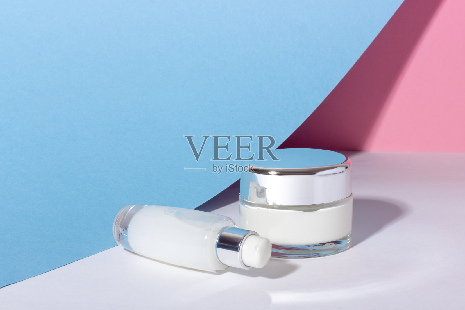 一套白色化妆品瓶子和罐子与硬阴影。美容院的概念。照片摄影图片