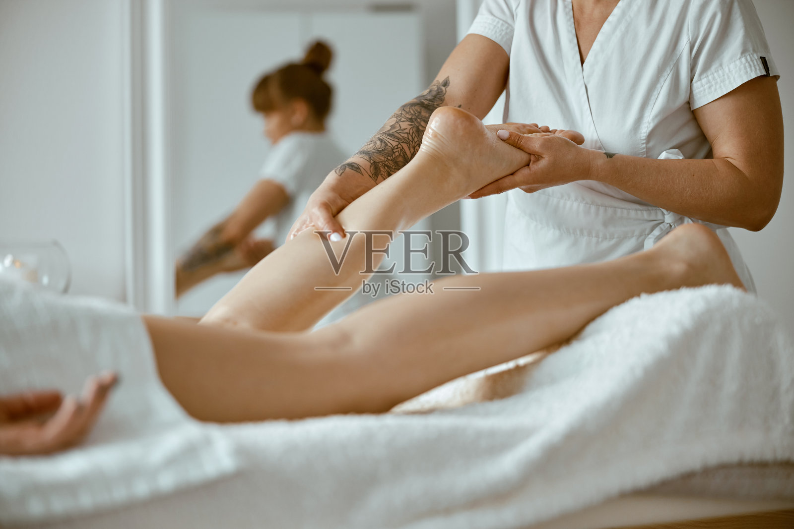 专业的白种人专家在现代简约沙龙做腿部信息照片摄影图片