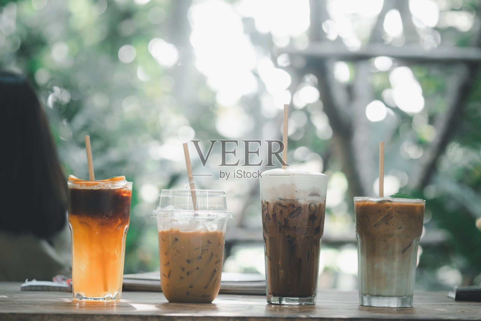 四种冰咖啡饮料,如摩卡,黑咖啡混合橙汁,拿铁和卡布奇诺与纸吸管照片摄影图片