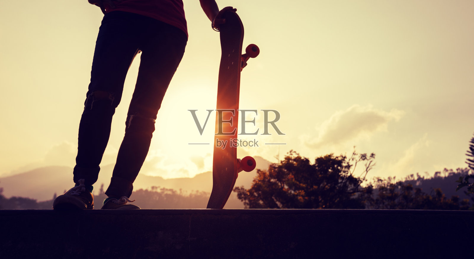 滑板者在滑板公园玩滑板照片摄影图片