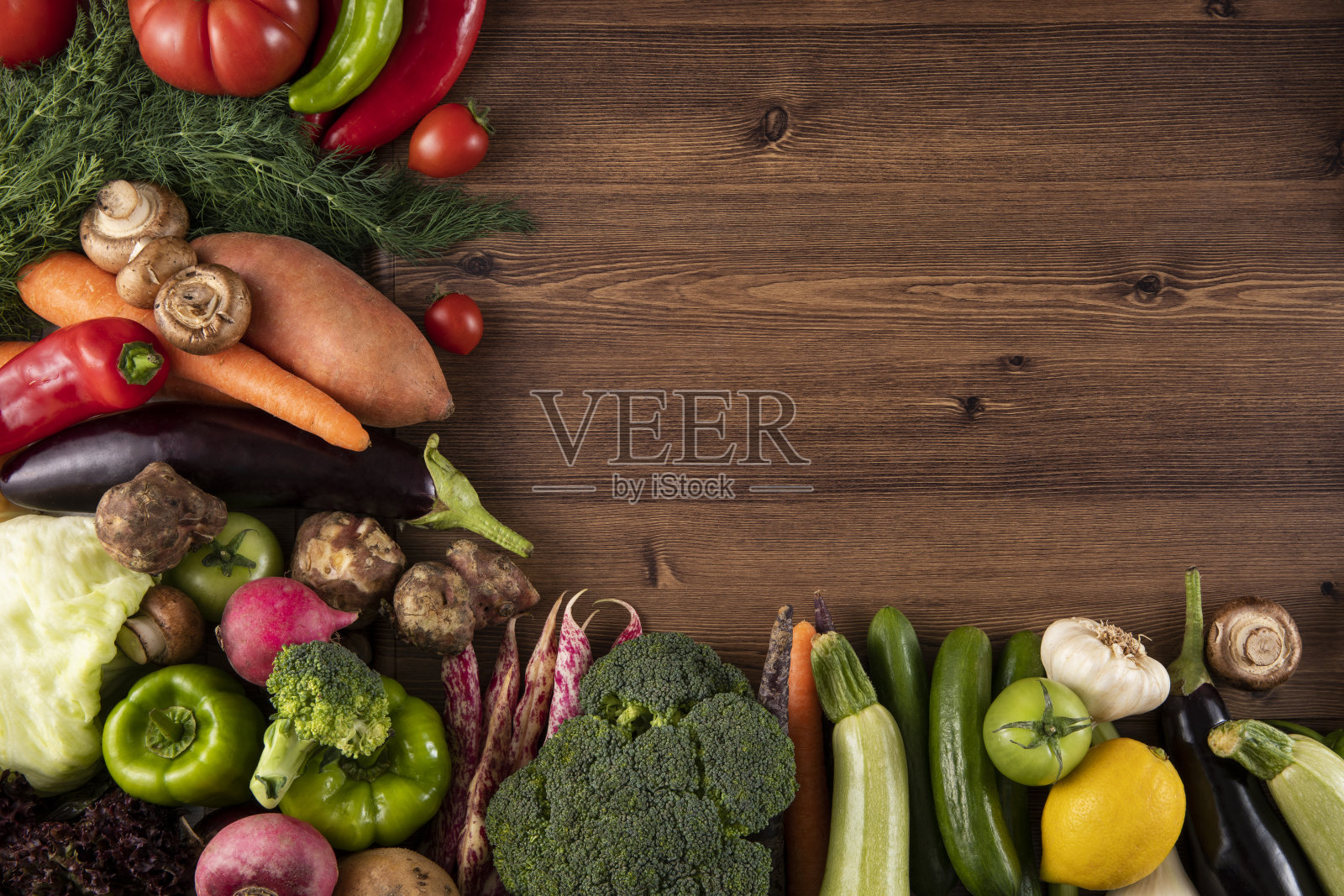 木桌上的新鲜蔬菜照片摄影图片
