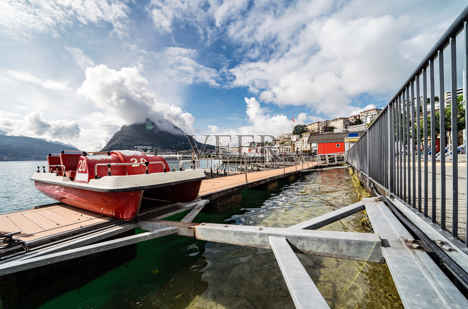 在卢加诺、圣萨尔瓦托、广场、蒂奇诺、瑞士的海滨照片摄影图片